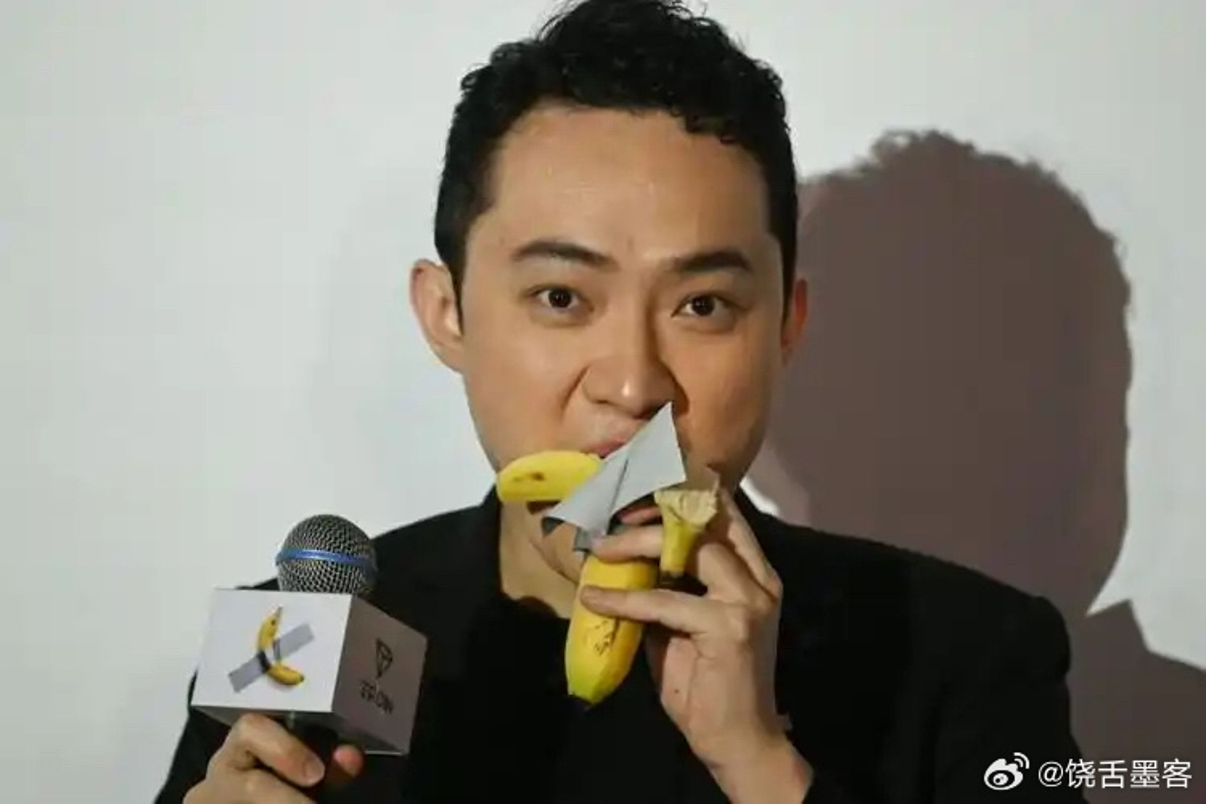 孫宇晨2024年曾以天價2億台幣買下一根11元左右的香蕉,然後當眾吃掉。(微博圖片)