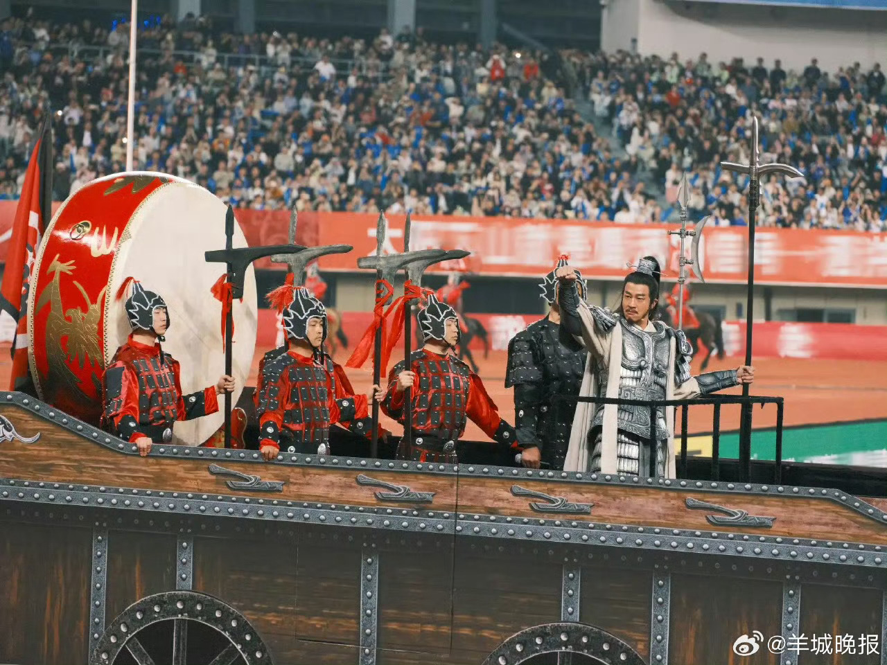 何潤東自從《逐玉》被拿來與張凌赫比較後爆紅，如今已狂接8個代言，更以「項羽」角色身分回項羽本籍江蘇宿遷，為江蘇足球聯賽造勢。（翻攝羊城晚報微博）