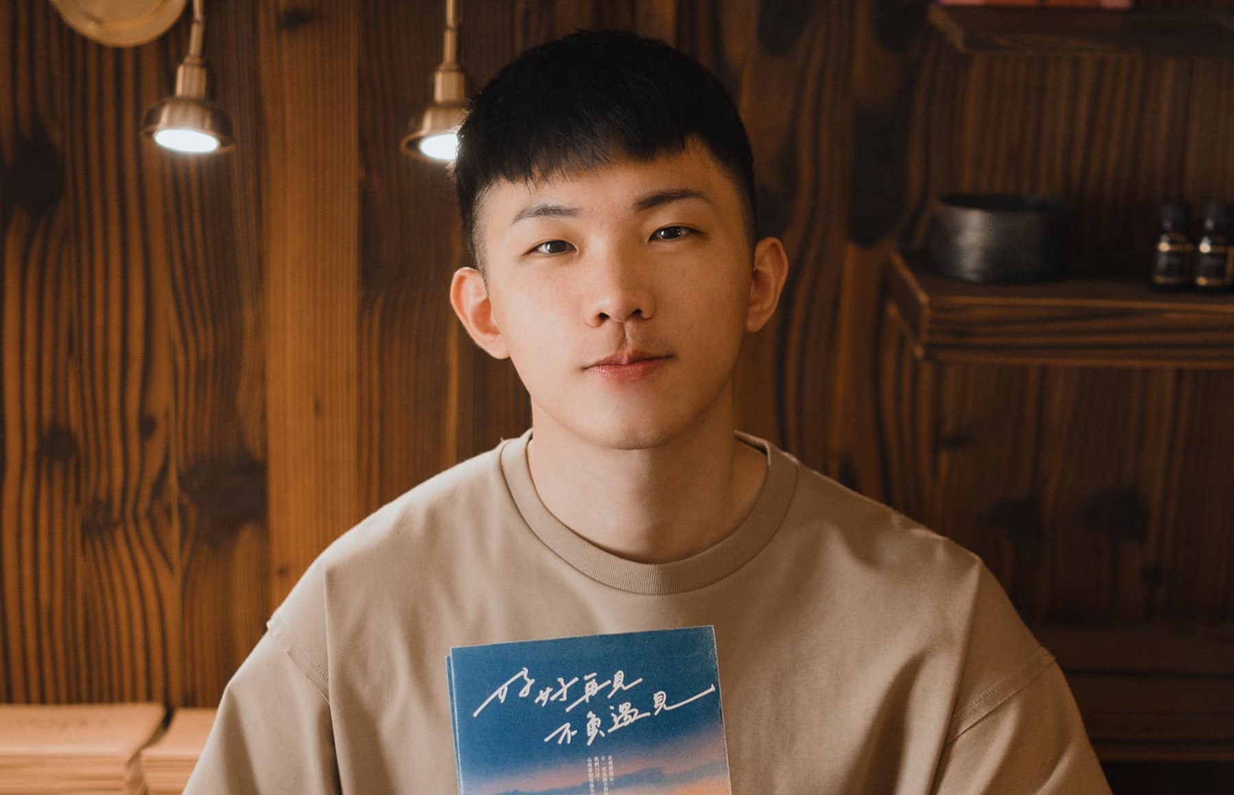 黃山料日前在馬來西亞記者會上失言，竟脫口稱「你總是可以抵擋住他的家暴，他就是適合你的對象。」引起網路熱議。（翻攝自黃山料臉書）