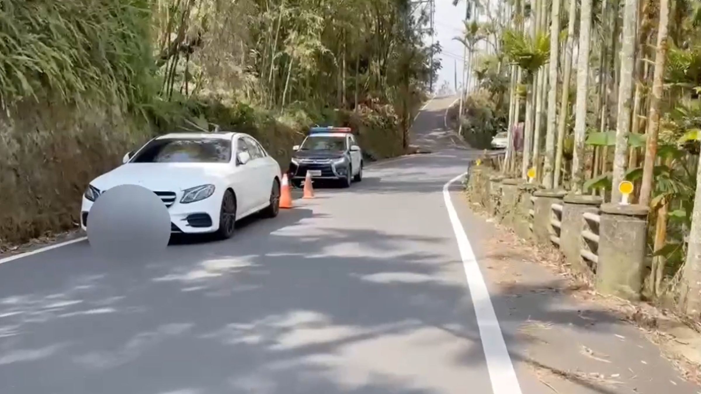 袁姓男子凌晨獨自開著這輛白色轎車前往山區欲服藥輕生。（翻攝畫面）