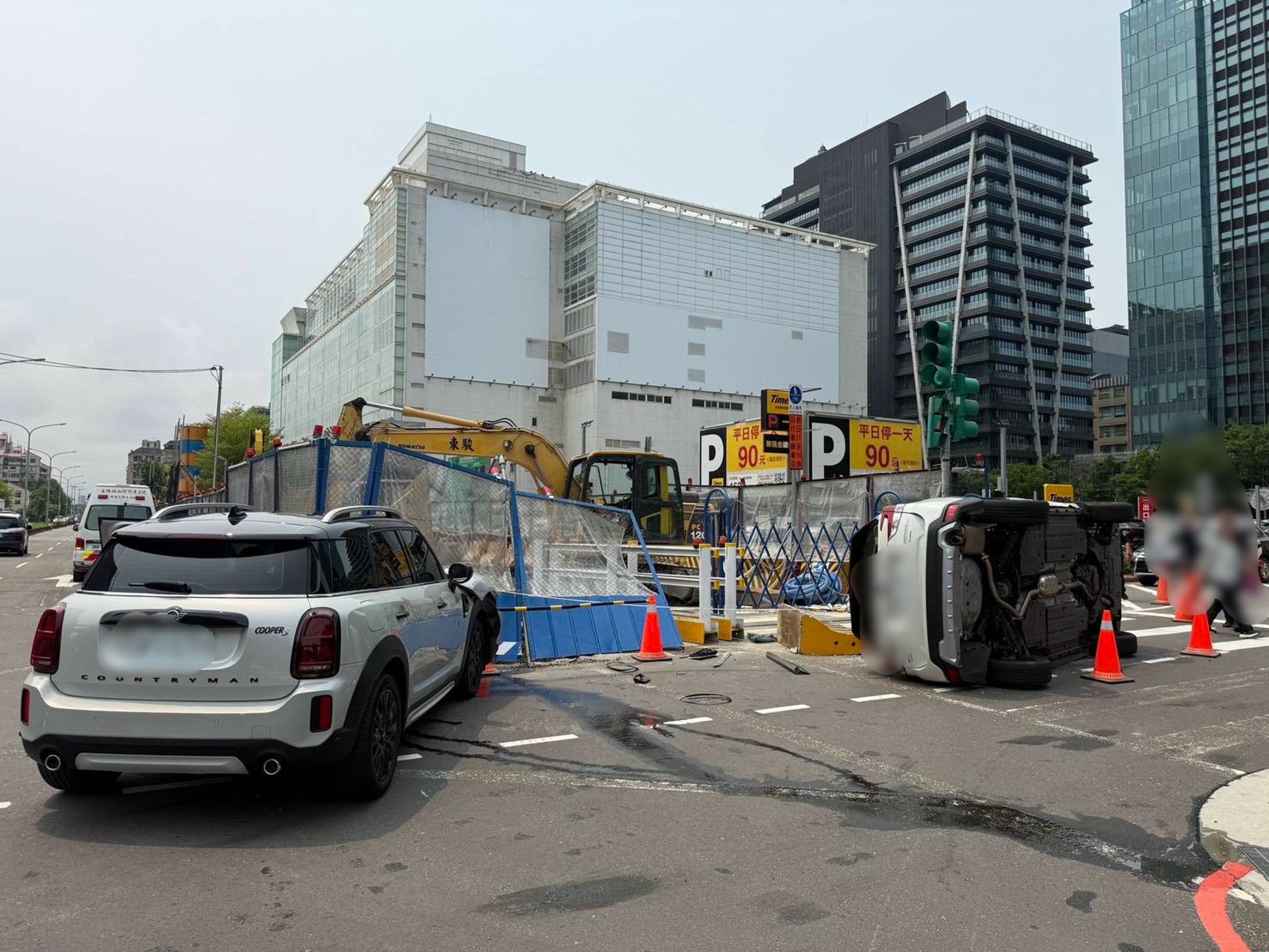 休旅車疑闖紅燈撞前車,路上「90度翻覆」。(警方提供)