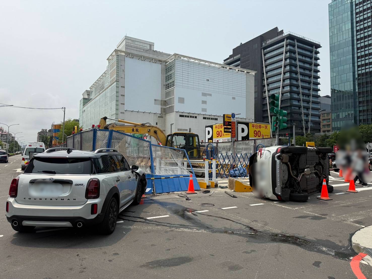 休旅車疑闖紅燈撞前車，路上「90度翻覆」。（警方提供）
