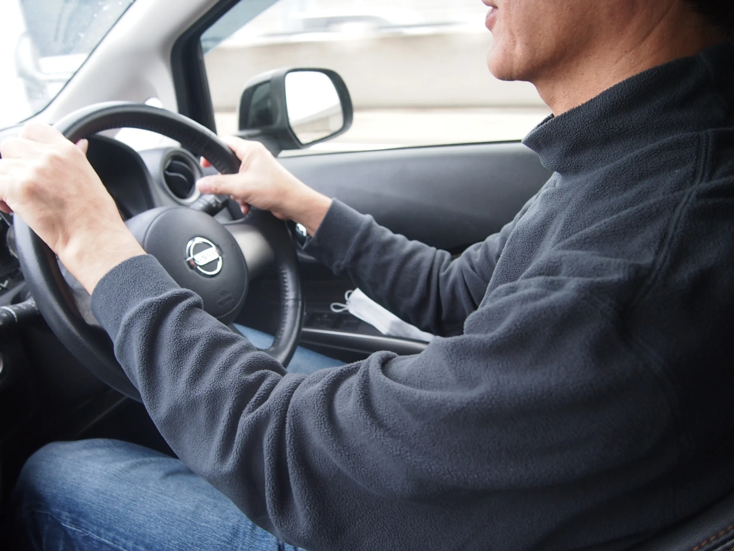 中國一名租賃車司機因上廁所漏接客戶電話，害公司被罰錢，竟被公司要求負擔全額賠償。（示意圖，photoAC）