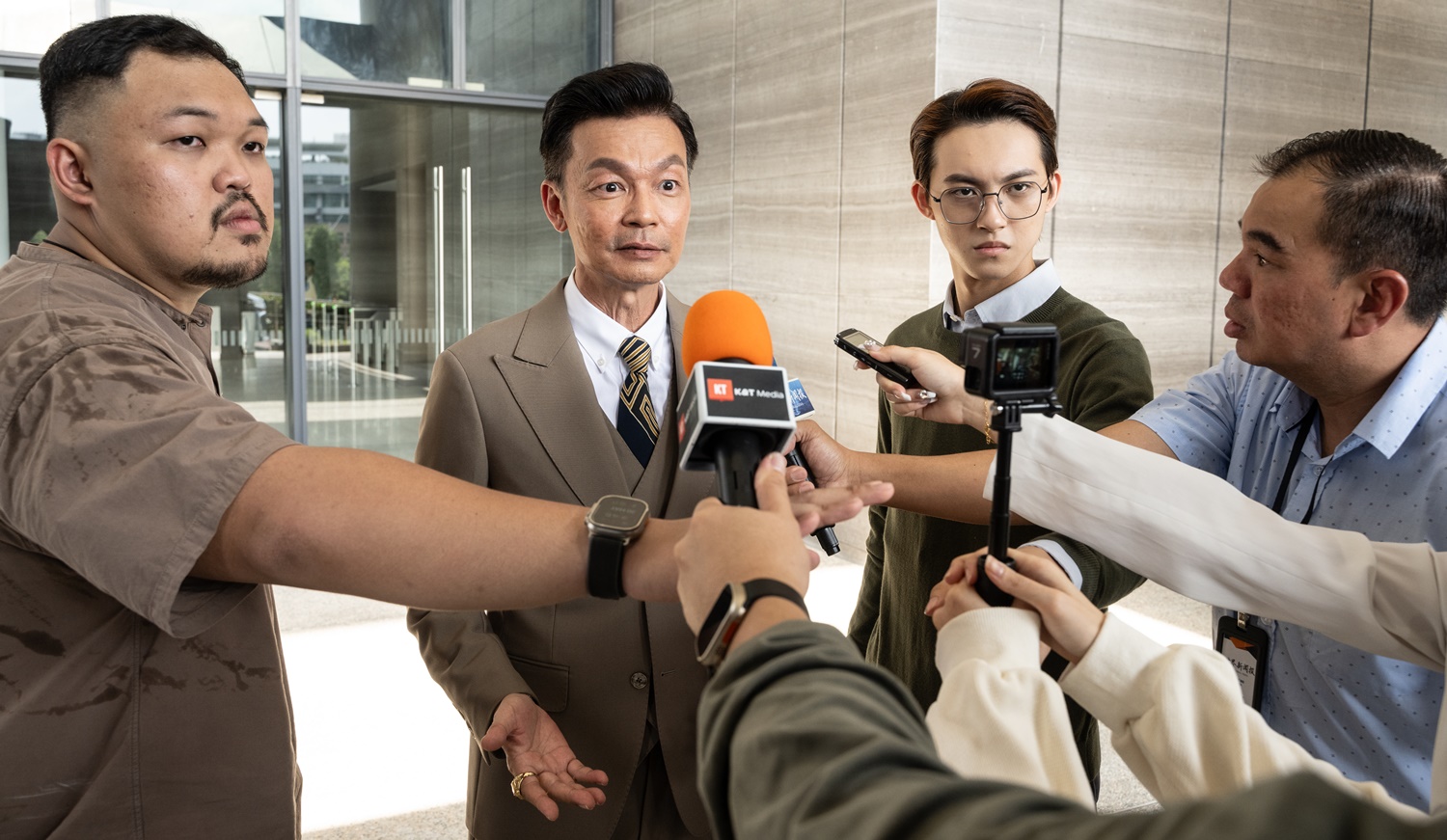 台灣觀眾熟悉的新加坡演員李國煌(中)也參與《蠱降》演出。(車庫娛樂提供)