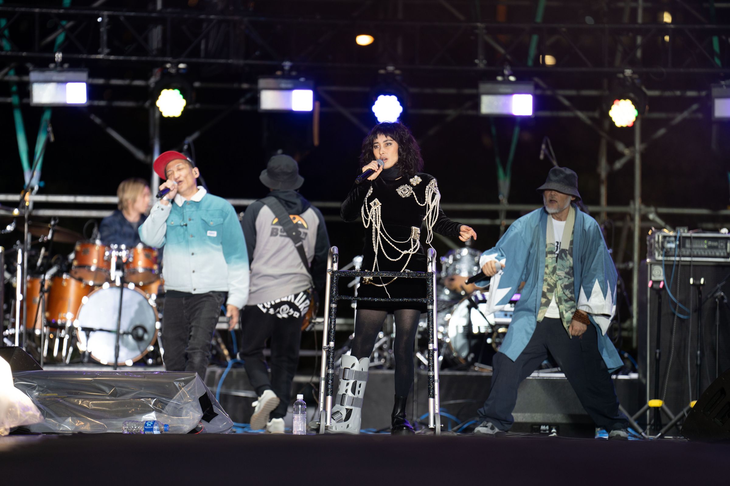 熱愛搖滾樂的何超(何超儀),挺著右腿骨裂負傷演出。(Drill Team 162 Limited、The Wild Ones Music Festival提供)