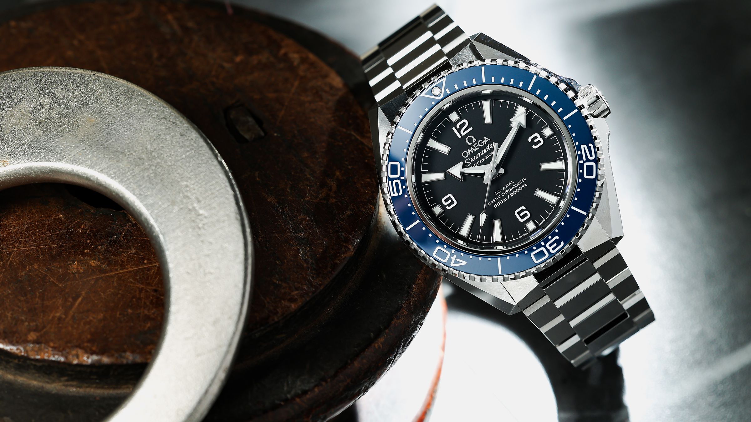 OMEGA Seamaster Planet Ocean｜錶徑42mm／不鏽鋼材質／時、分、秒指示／8912自動上鍊機芯／防水600米／定價NT$272,000（藍圈鍊帶款）