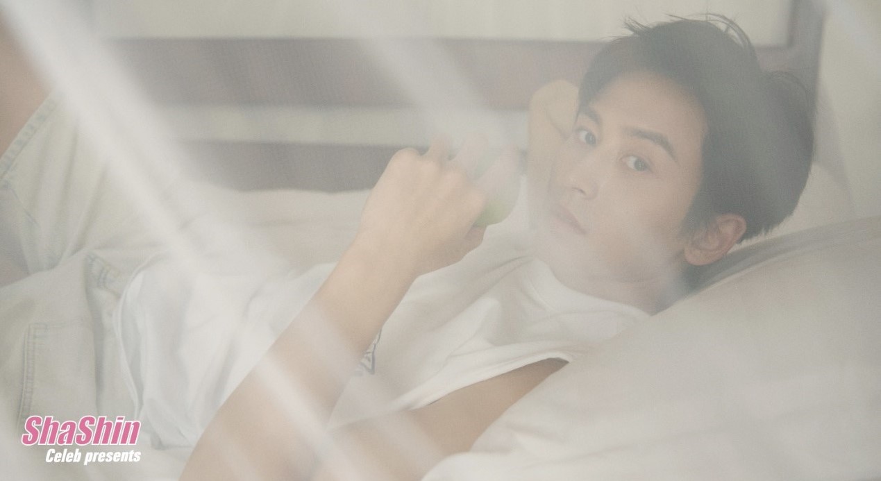 大陸男星張哲瀚今年推出個人寫真《藍風的信 Hyacinth》熱賣破萬本，讓出版商非常高興。（ShaShin提供）