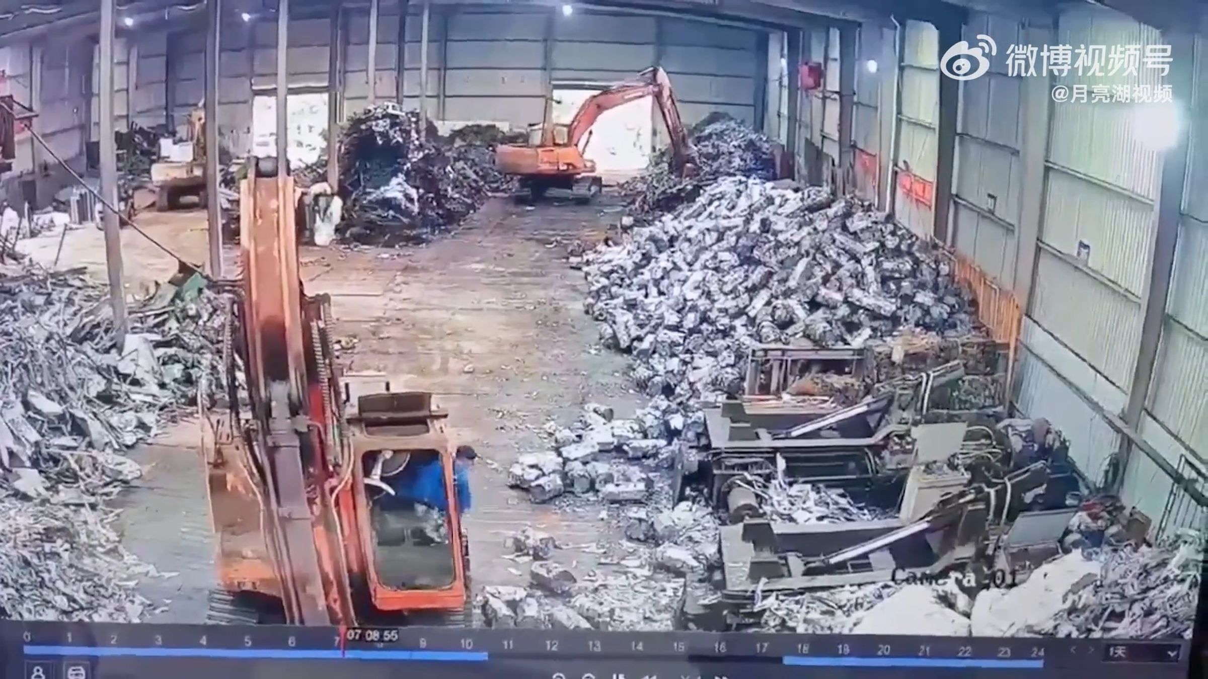 怪手工人下車。(翻自微博)