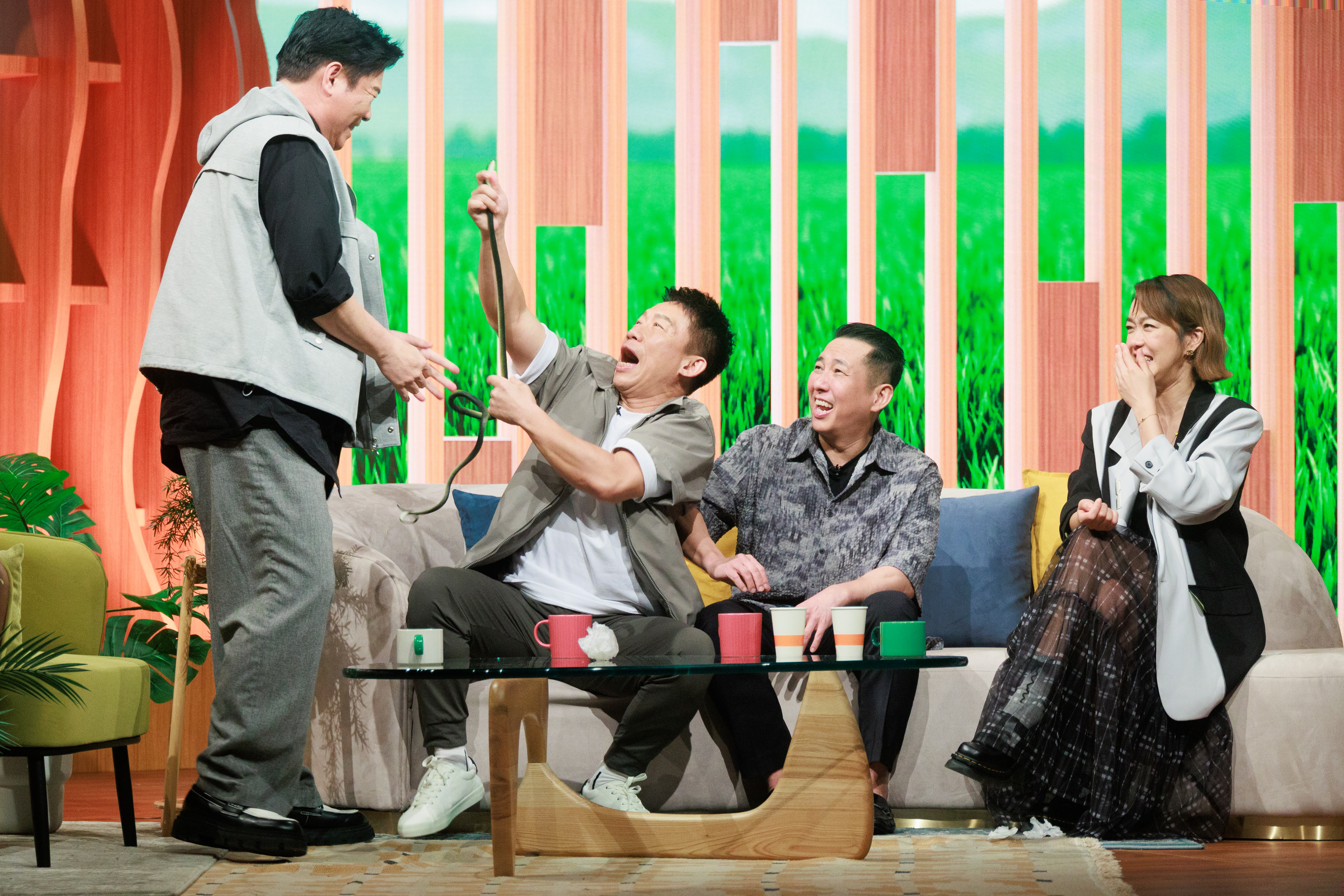 郭子乾（左2）與屈中恆（左3）共同擔任故事主角，郭子乾現場表演殺蛇效果十足。（喜盟娛樂提供）