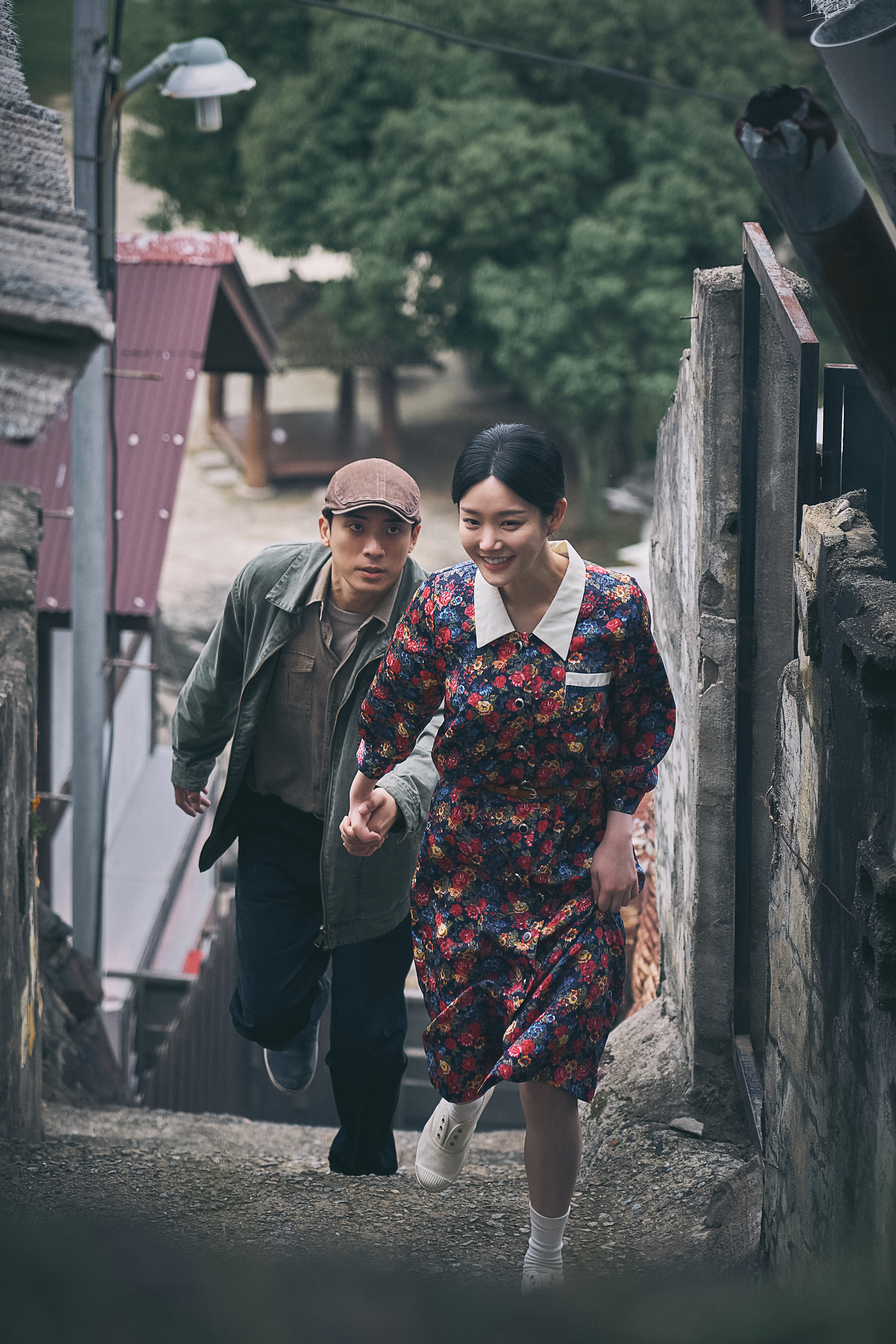 韓國女神李侑菲(前)首次參演台劇《再見1987》與林哲熹有許多浪漫對手戲 (公視台語台 提供 )