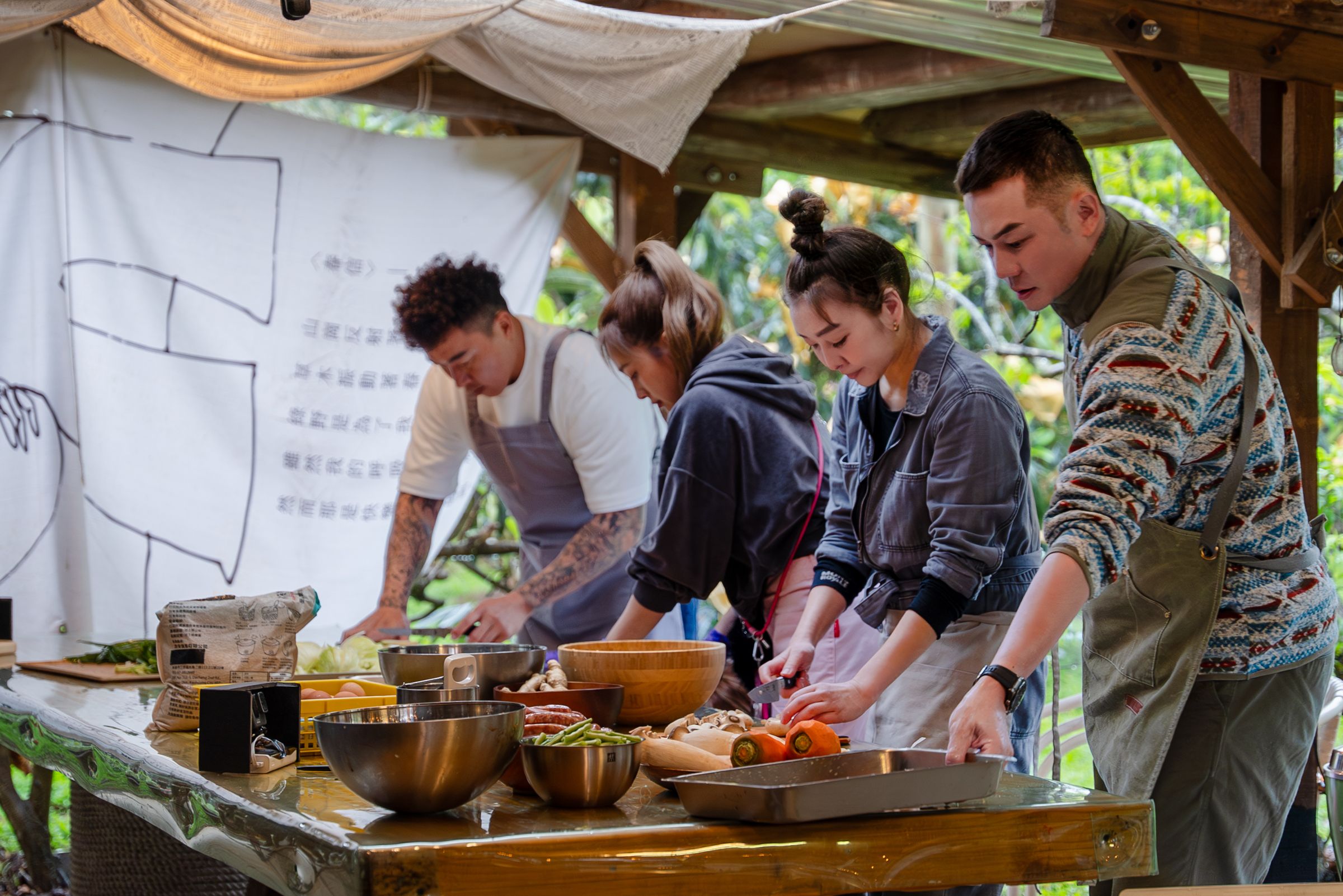 郭泓志(左起)、鬼鬼、路嘉怡、姚元浩齊力做好吃的料理。(好看娛樂提供)