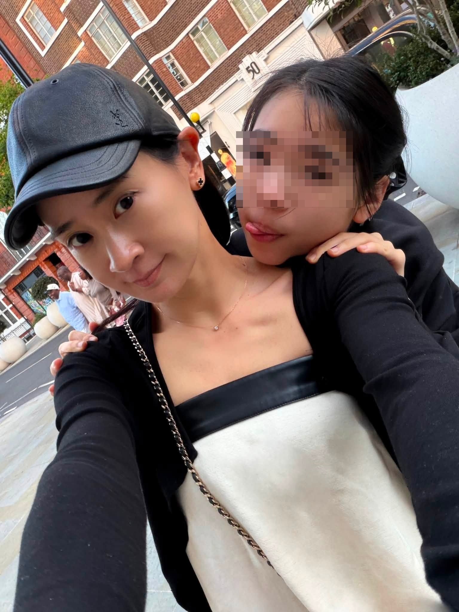 李晶晶(左)與16歲女兒Elizabeth感情親密。(翻攝李晶晶臉書)