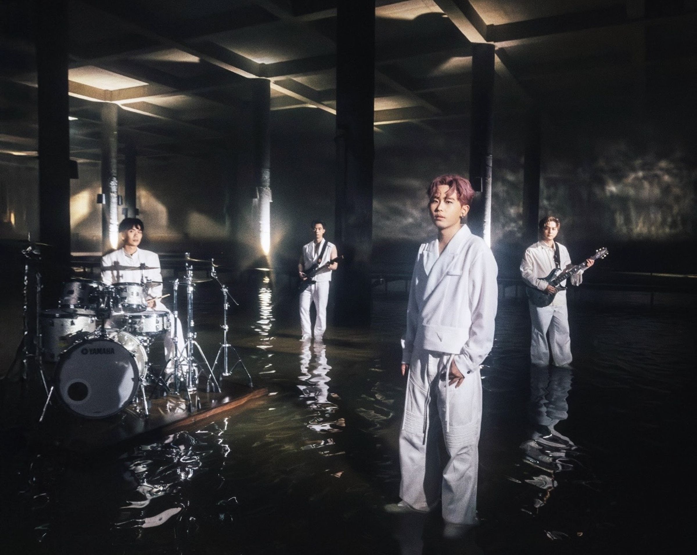 為了呈現〈偶像包袱〉的歌曲張力,錄音過程也讓製作人與團員費盡心思。(圖/何樂音樂提供)