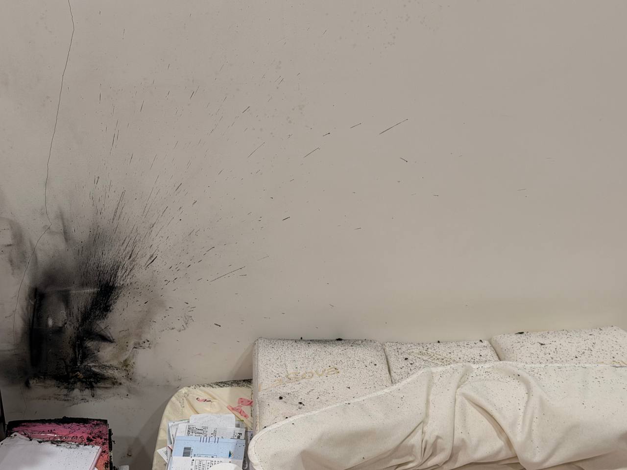 一名網友分享行動電源僅靜置在床頭，卻爆炸起火。（取自threads@waackwer）