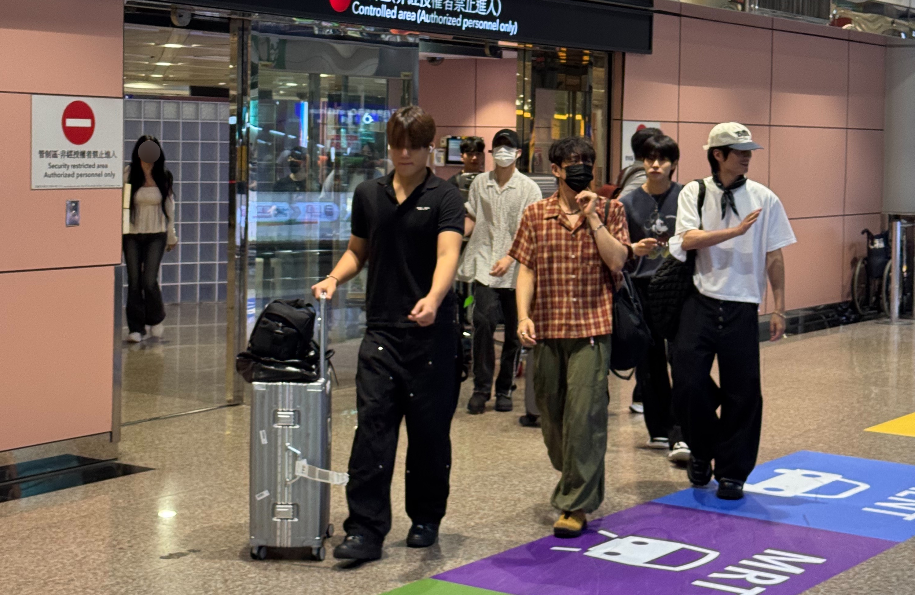 韓國男團DKB今（18日）抵台，現場有不少粉絲接機。左一準序、D1（中）、E-CHAN（右一）。（讀者提供）