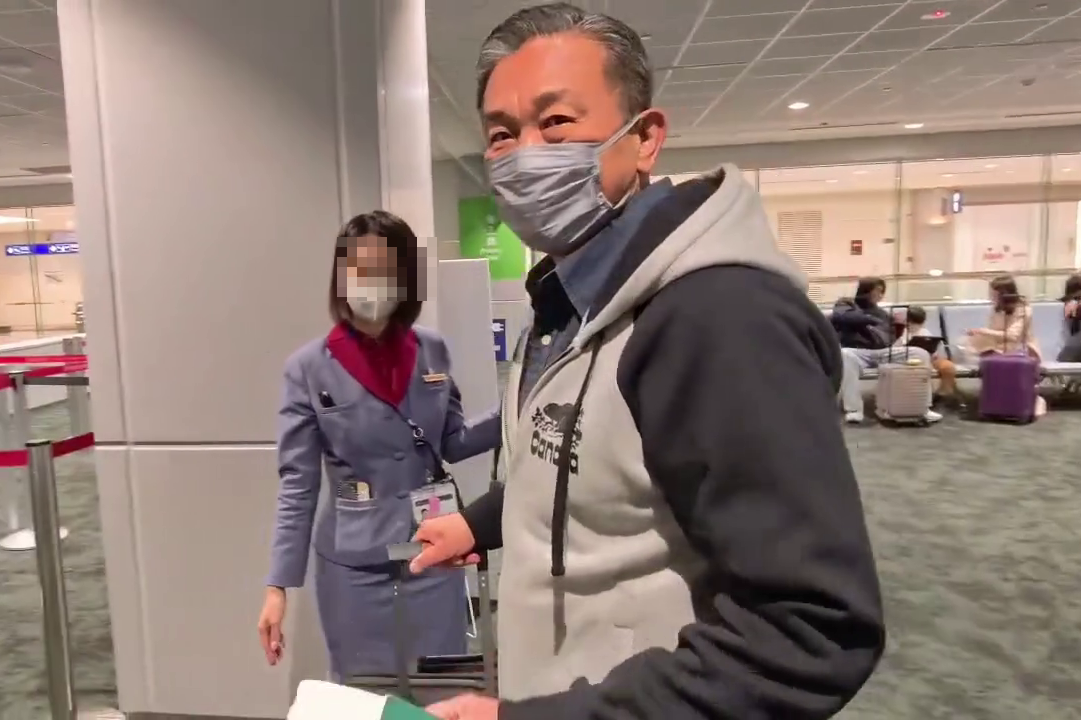 王定宇今早穿著輕便,現身桃機,準備登機飛往東京。(翻攝樊啓明(老兵)臉書影片)