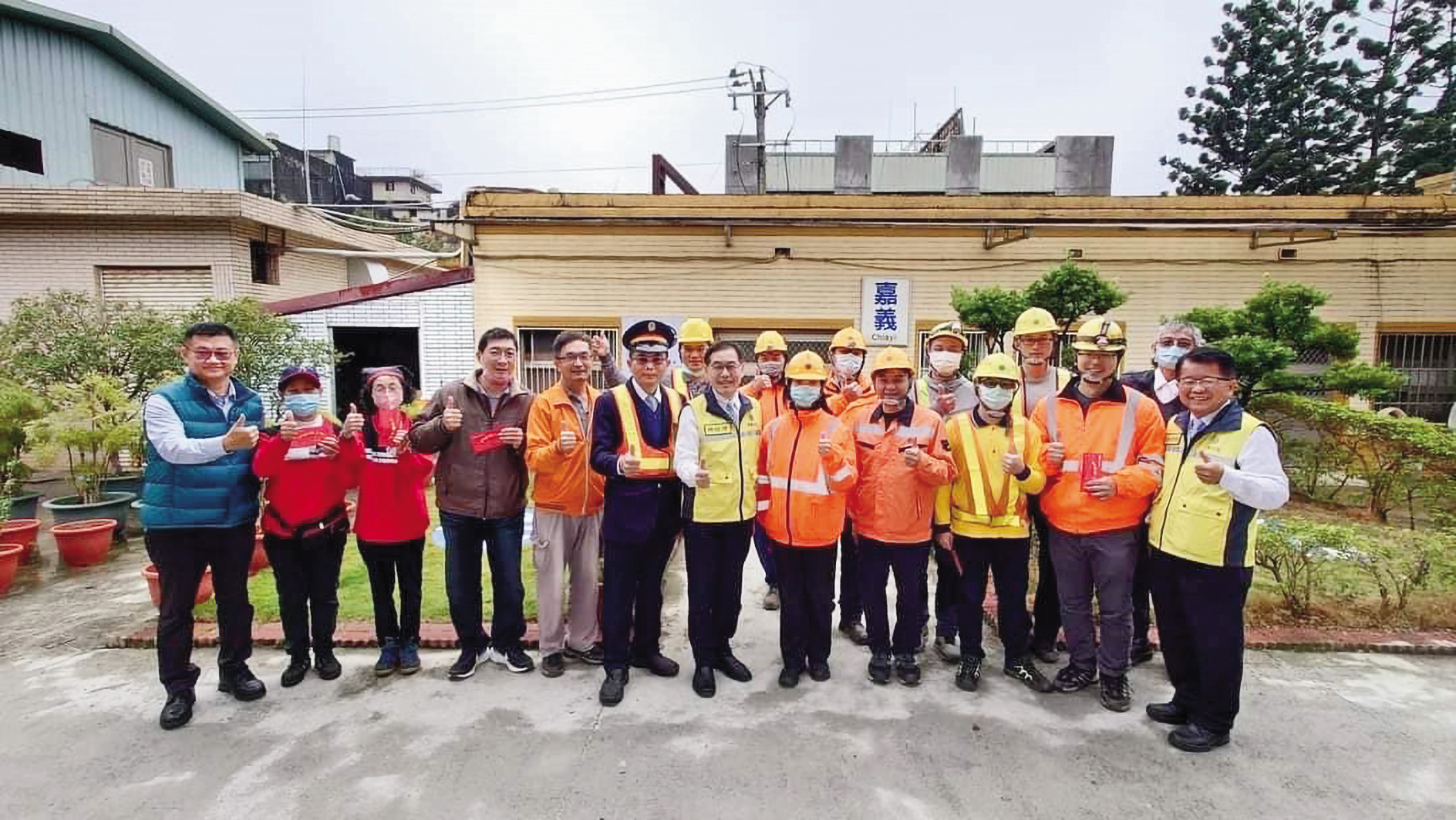 台鐵高層去年春節期間曾到嘉義機務段視察，並與同仁合照。（翻攝台鐵臉書）