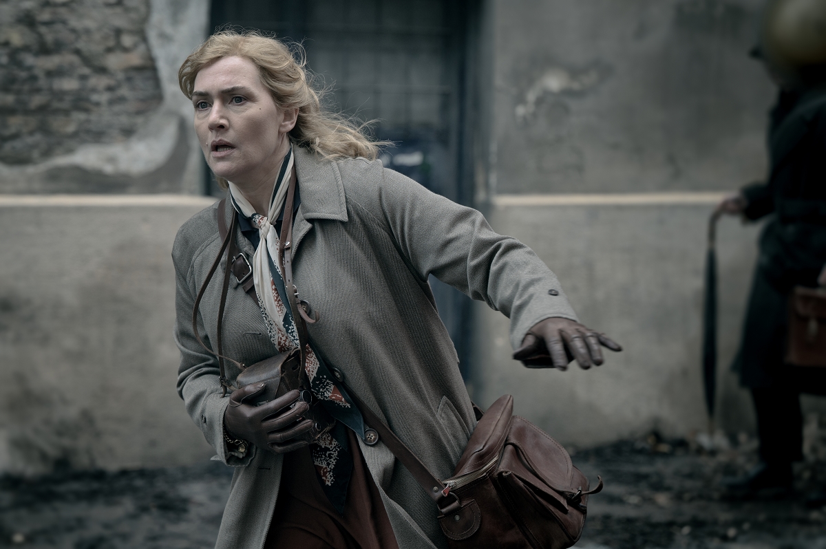 凱特溫絲蕾在電影《她眼中的世界》中飾演戰地攝影師黎米勒。（采昌提供）