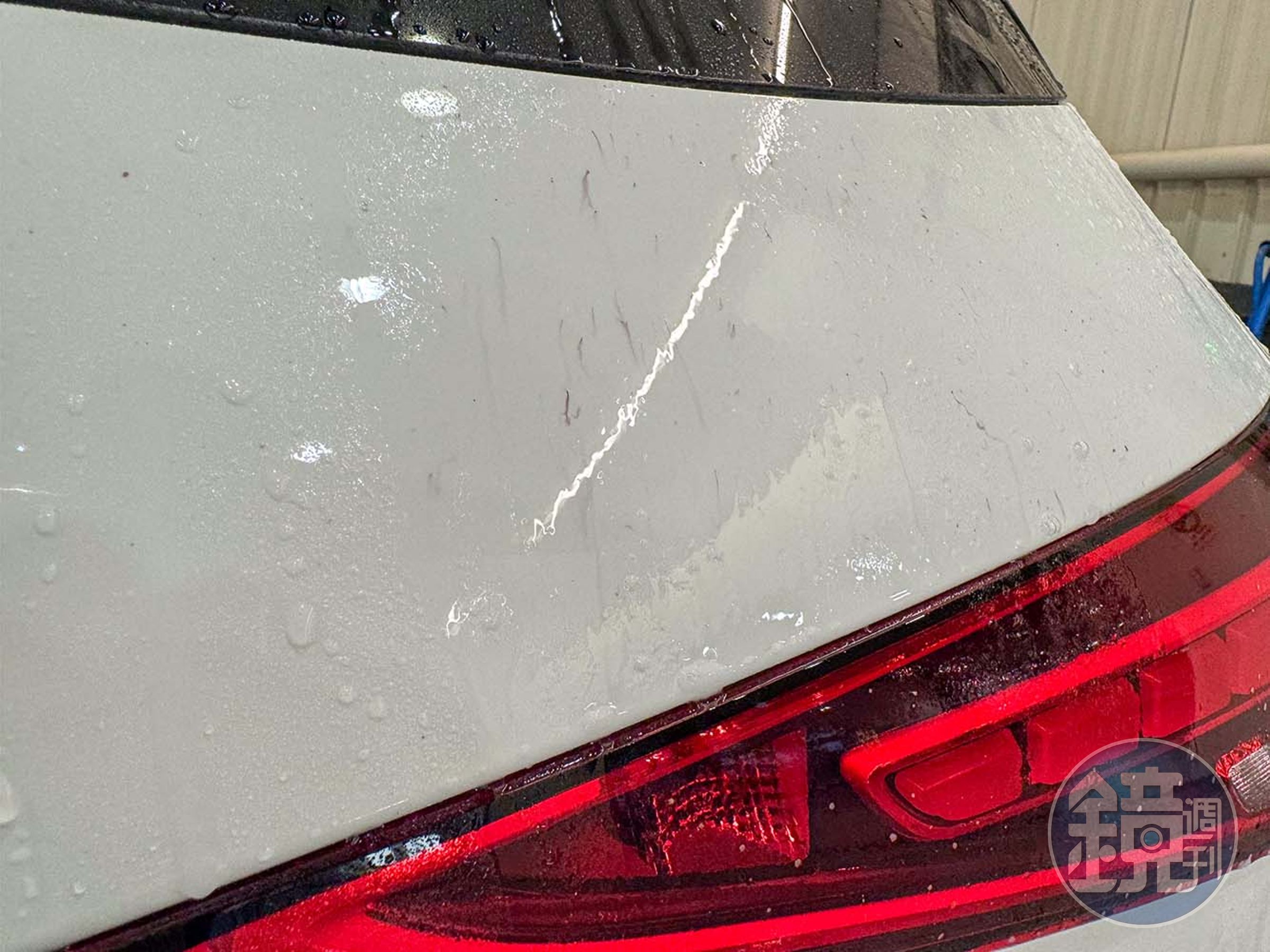 平常洗車無法除去的髒污，在藥劑下無所遁形。