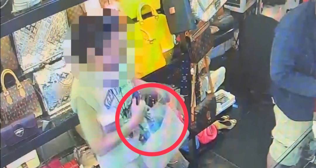 祈女將架上的PRADA水藍色側背包放進隨身袋子裡。（翻攝畫面）