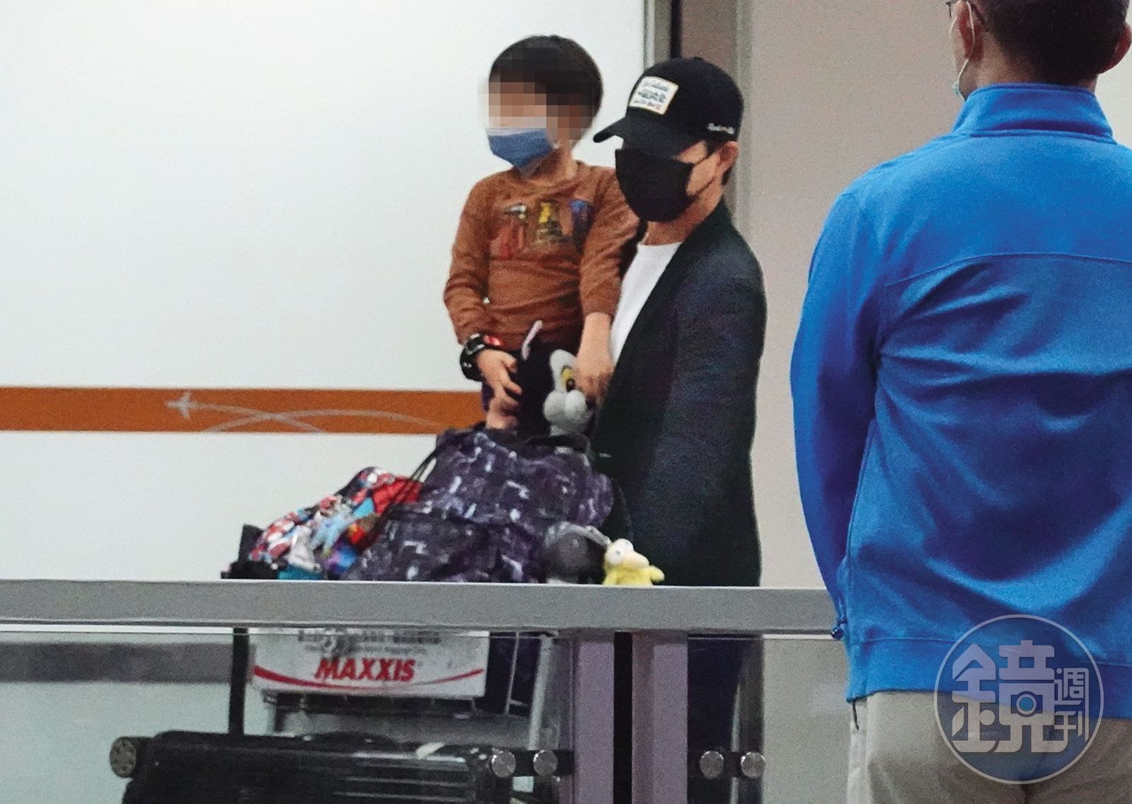 3月15日17時08分，江宏傑回到台灣，在機場抱著兒子現身