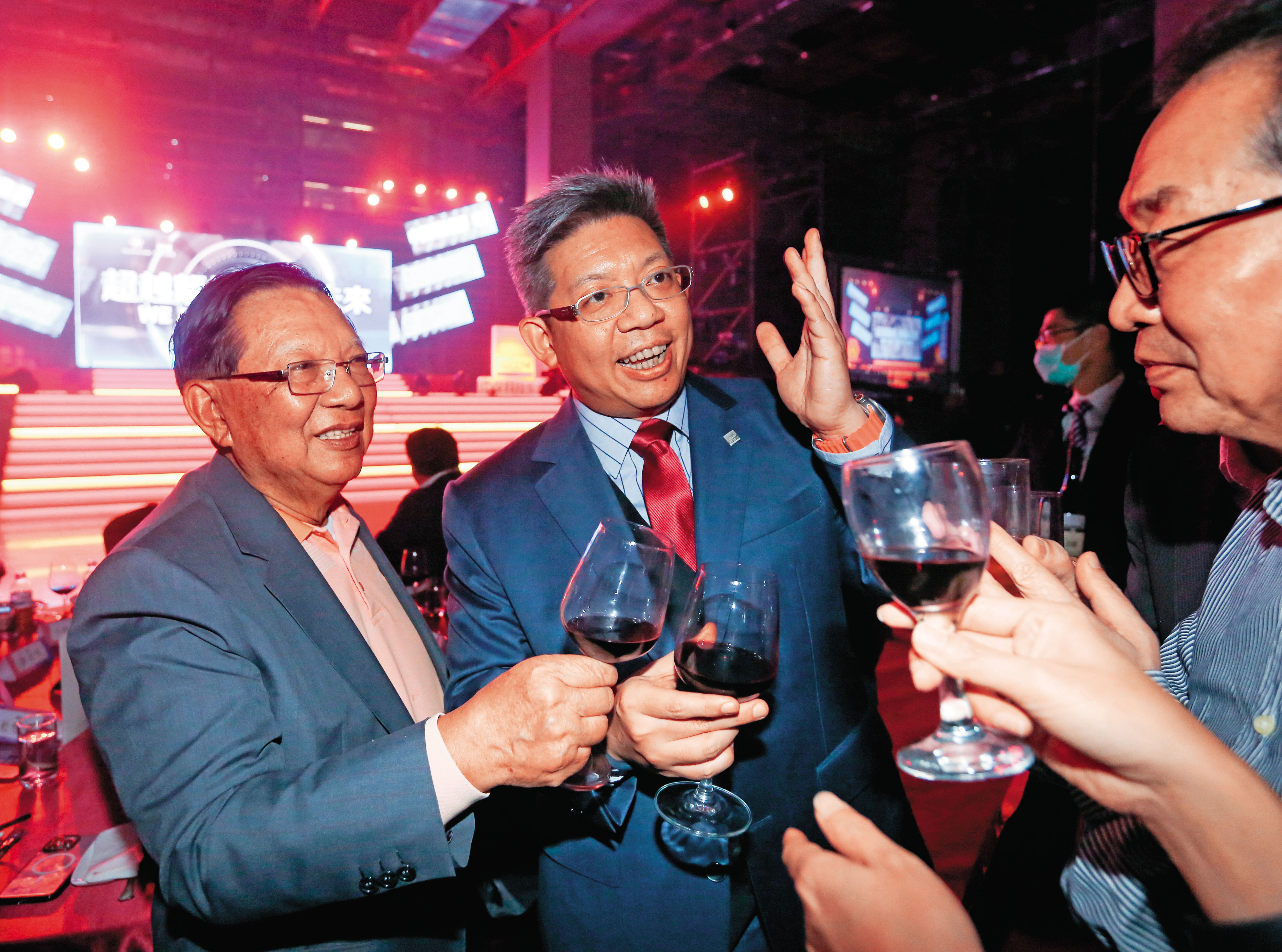 林建涵（中）日前和父親林孝信（左）一同出席集團尾牙，兩人默契十足。