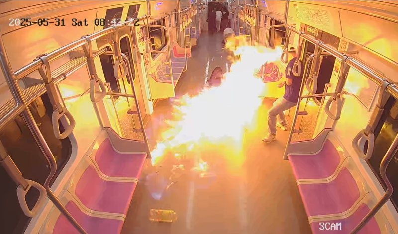 南韓1名67歲男子只因對離婚訴訟不滿，就在地鐵列車縱火。（翻攝自X）