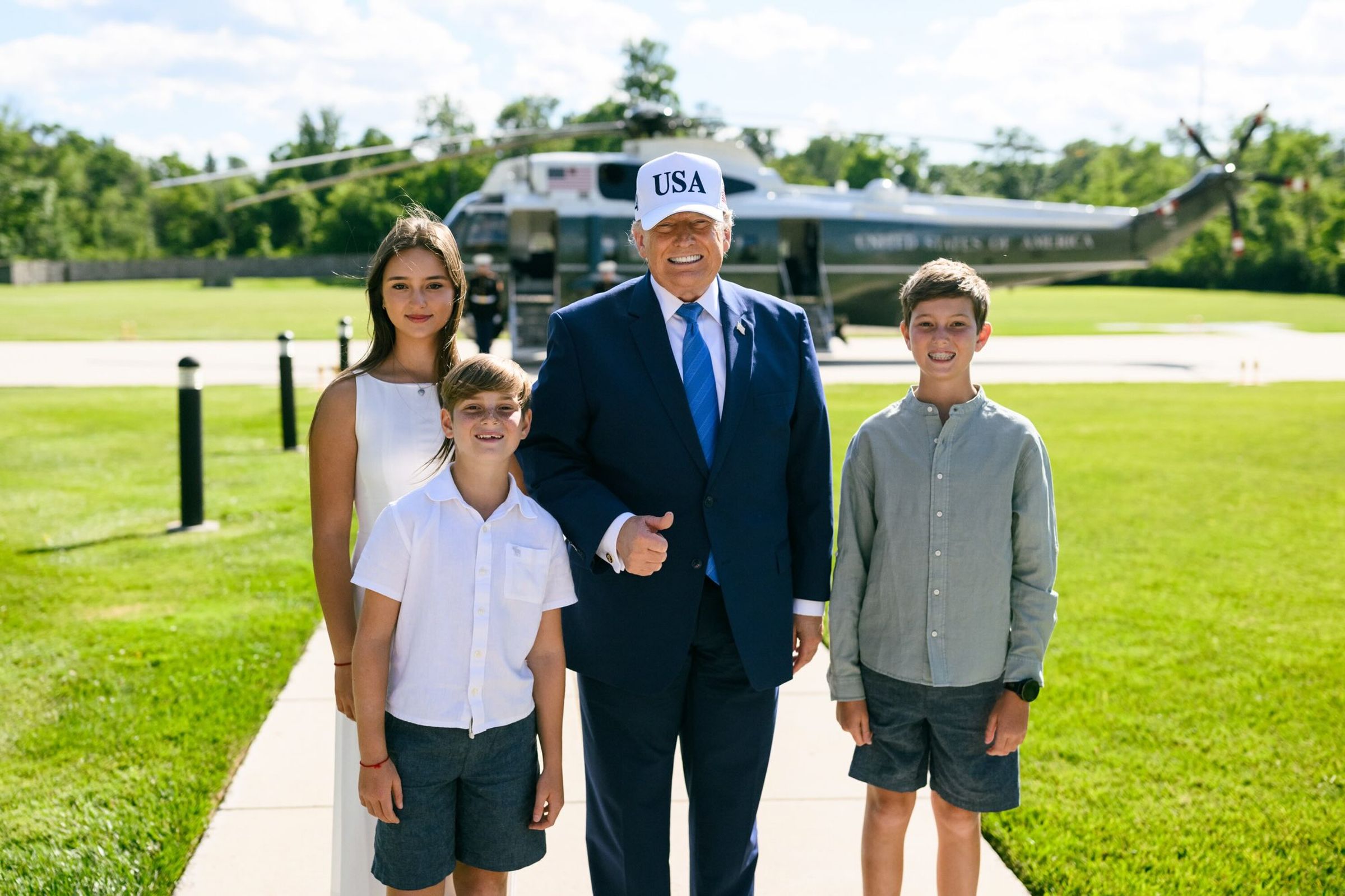 阿拉貝拉與兩名弟弟陪同外公川普合影留念。（翻攝ivankatrump IG）