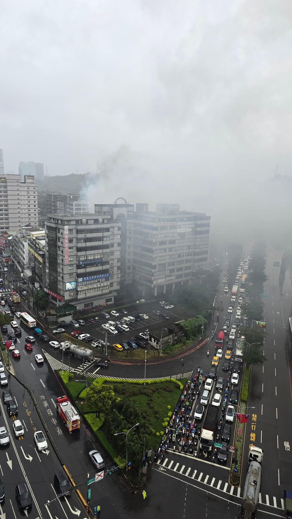 汐止好市多附近民宅火災，導致周邊路段交通大打結。（翻攝臉書社團「汐止集團」）