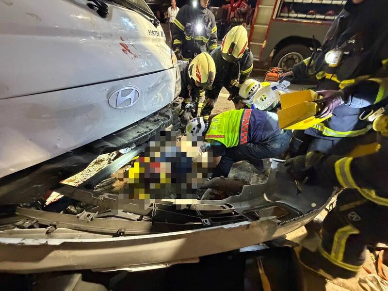 李姓男子疑似駕駕開貨車撞進彰化市一家小火鍋店，造成老闆父女遭壓車底不治，老闆娘則卡在車頭，警消將她救出，疑似骨折送醫沒有大礙。（翻攝畫面）