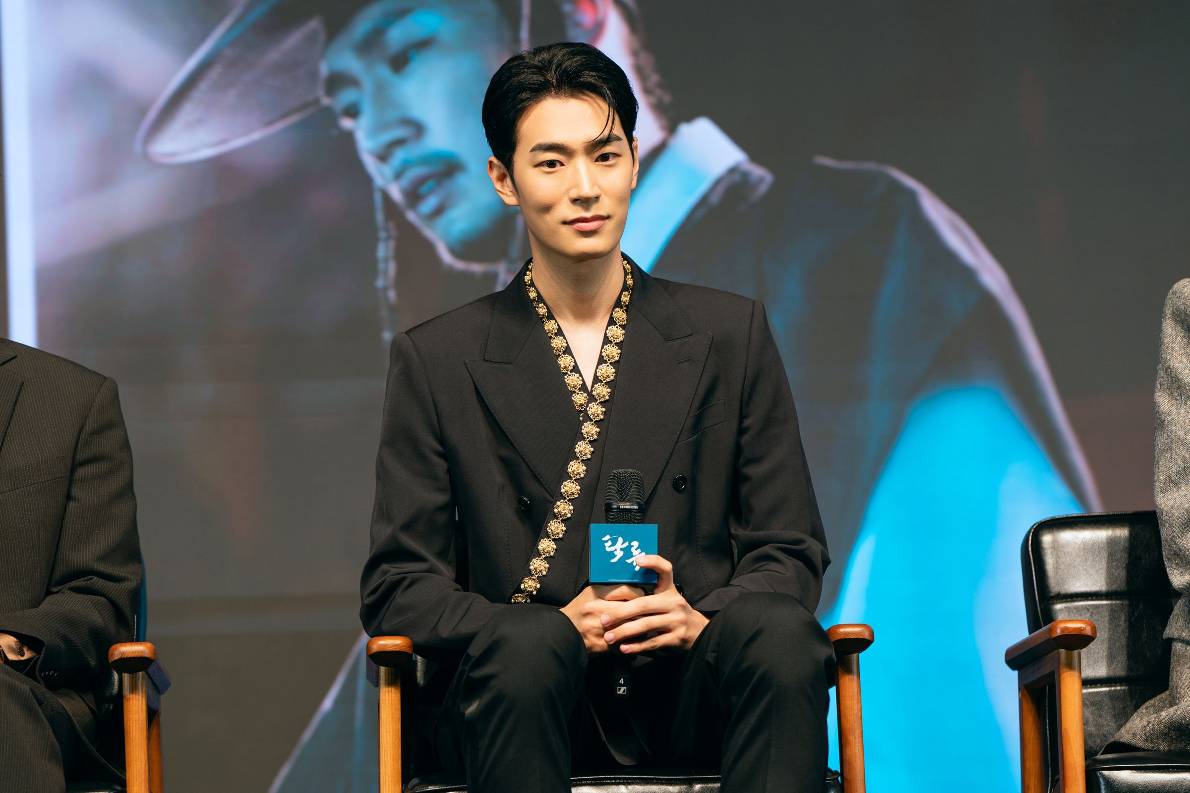 退伍後攜新作復出,朴栖含做足準備,為角色接受劍術及騎馬訓練。(Disney+提供)