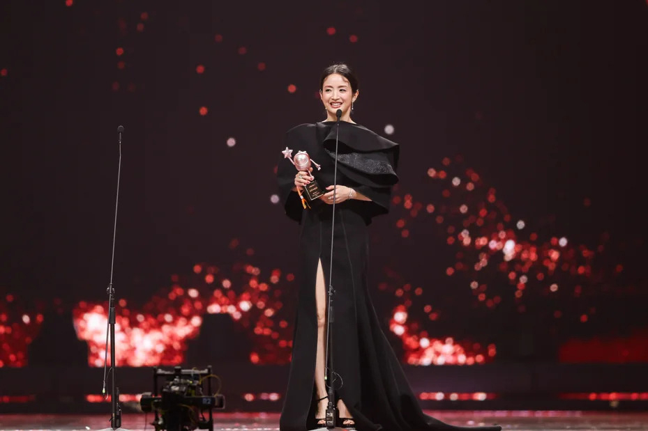 林依晨以《不夠善良的我們》的演技拿下愛奇藝尖叫之夜亞太年度優秀演員獎。(愛奇藝提供)