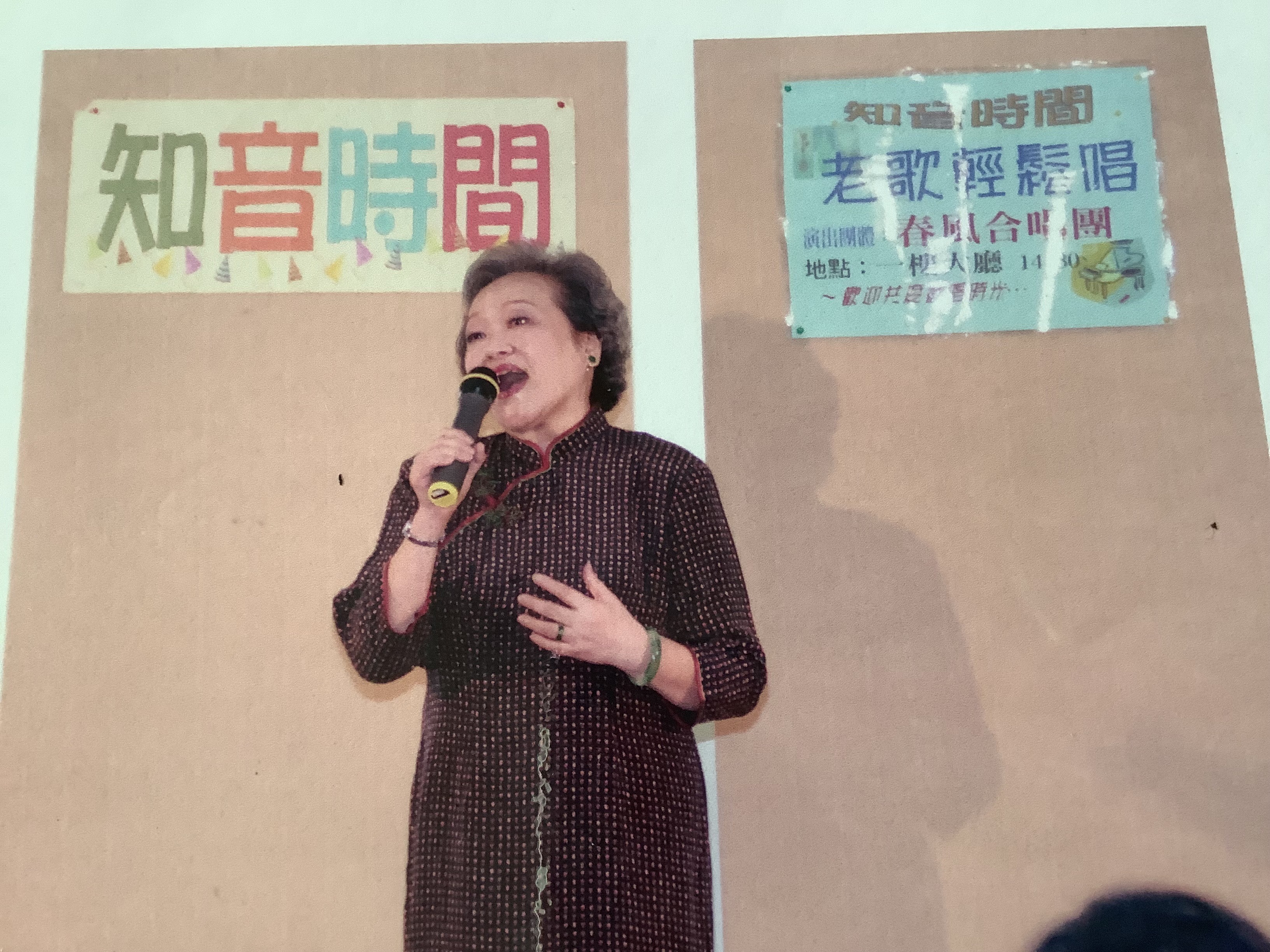 丁奶奶無論幾歲都愛展現好歌喉，等著適應腹膜透析的生活之後，要回歸鄰里間的唱歌聚會。