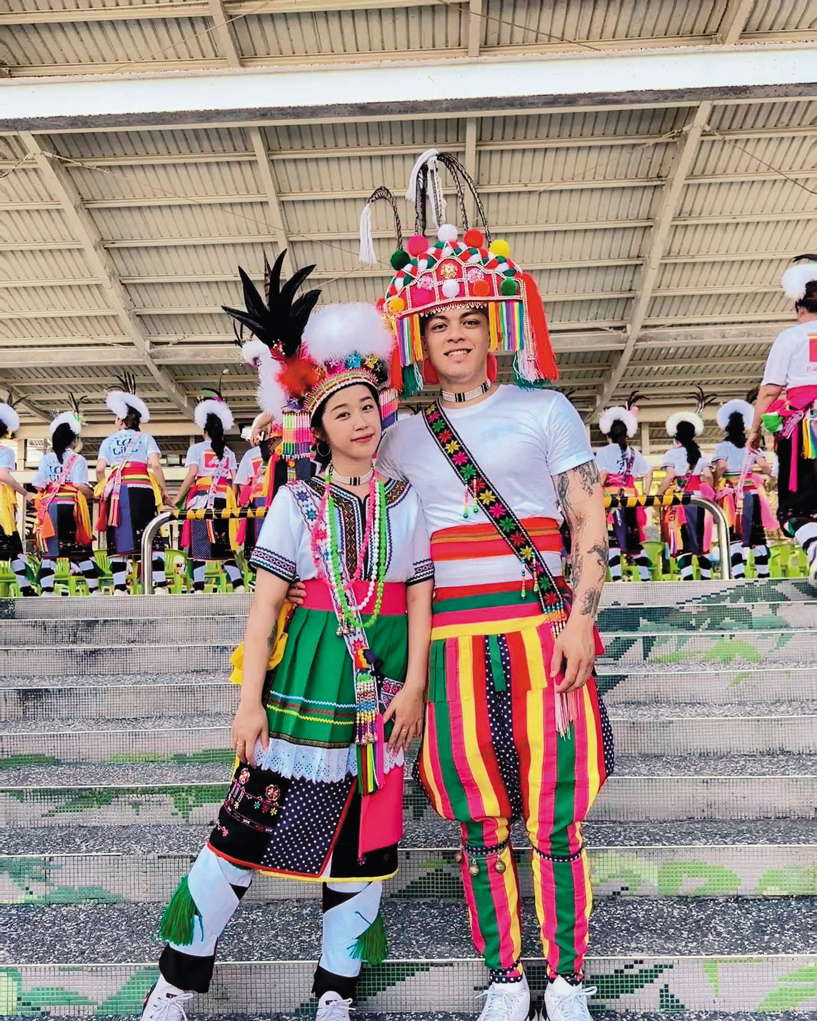 俊翰和太太穿族服參加豐年祭。（俊翰提供）