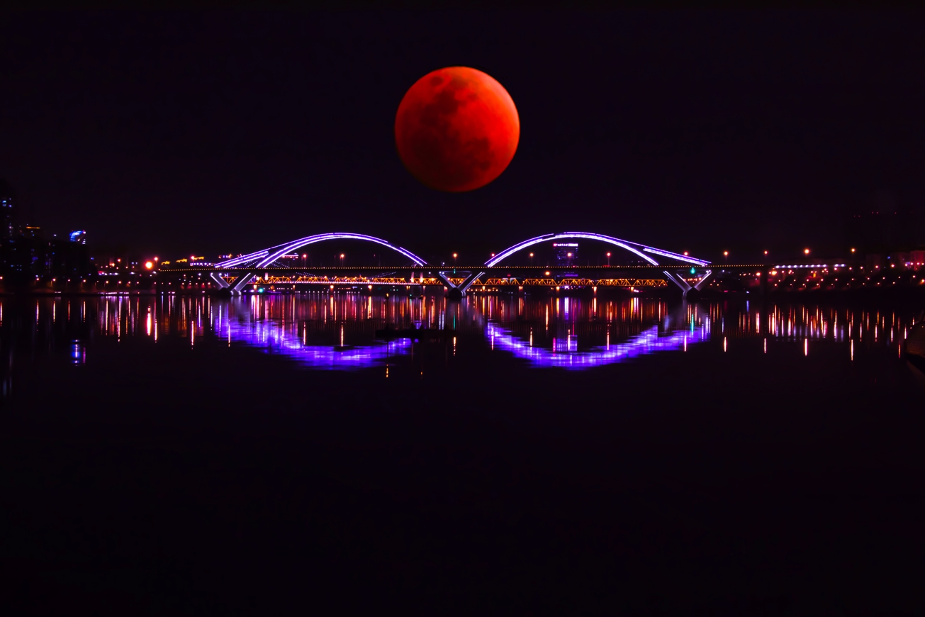 9月天文迷必看！血月、昴宿星團、土星衝三連發。（示意圖／東方IC）