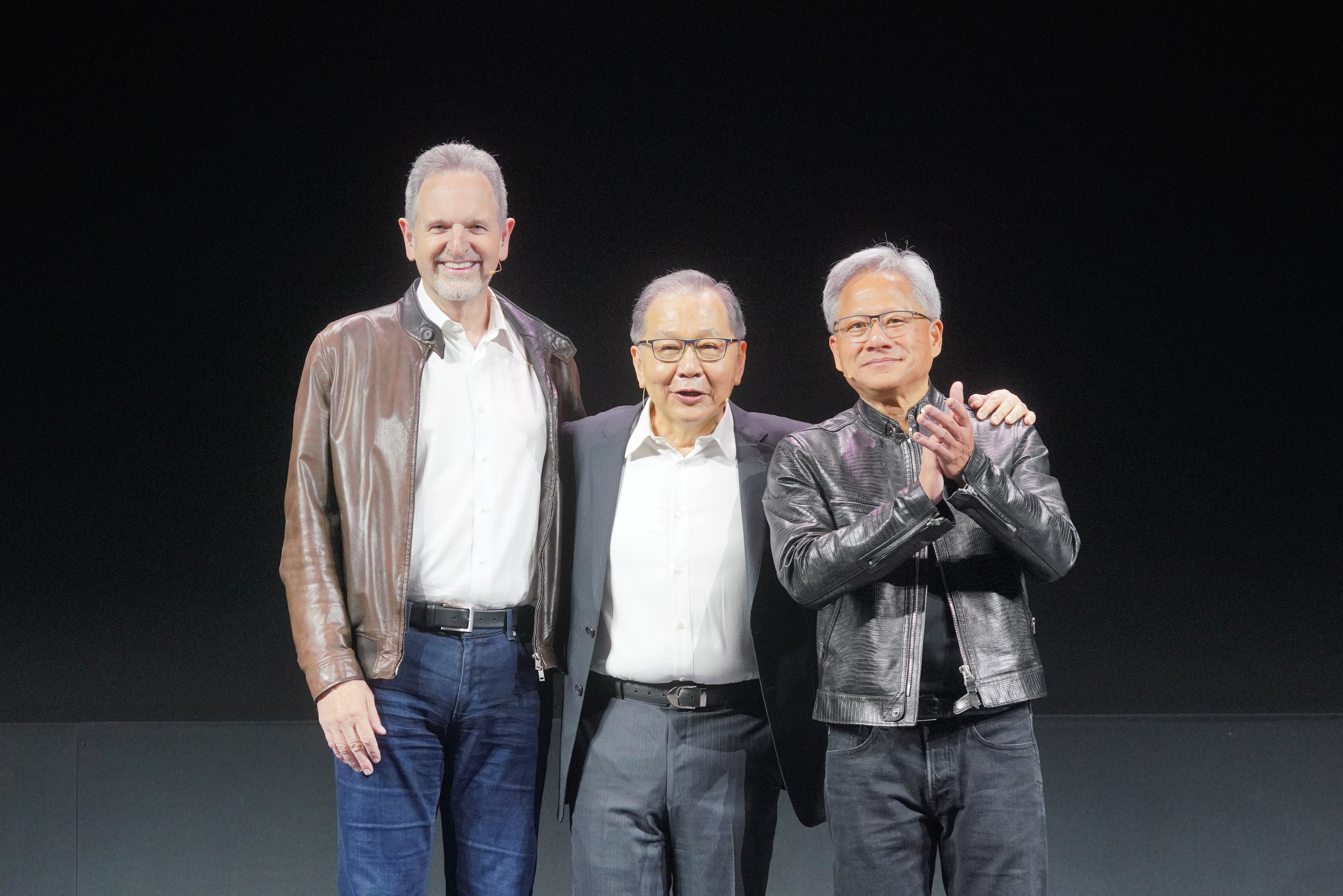 聯發科執行長蔡力行（中）暢談AI，並用創意迎接黃仁勳（右），兩人還跟也穿上皮衣的ARM執行長哈斯（Rene Hass）（左）賣萌身高差。