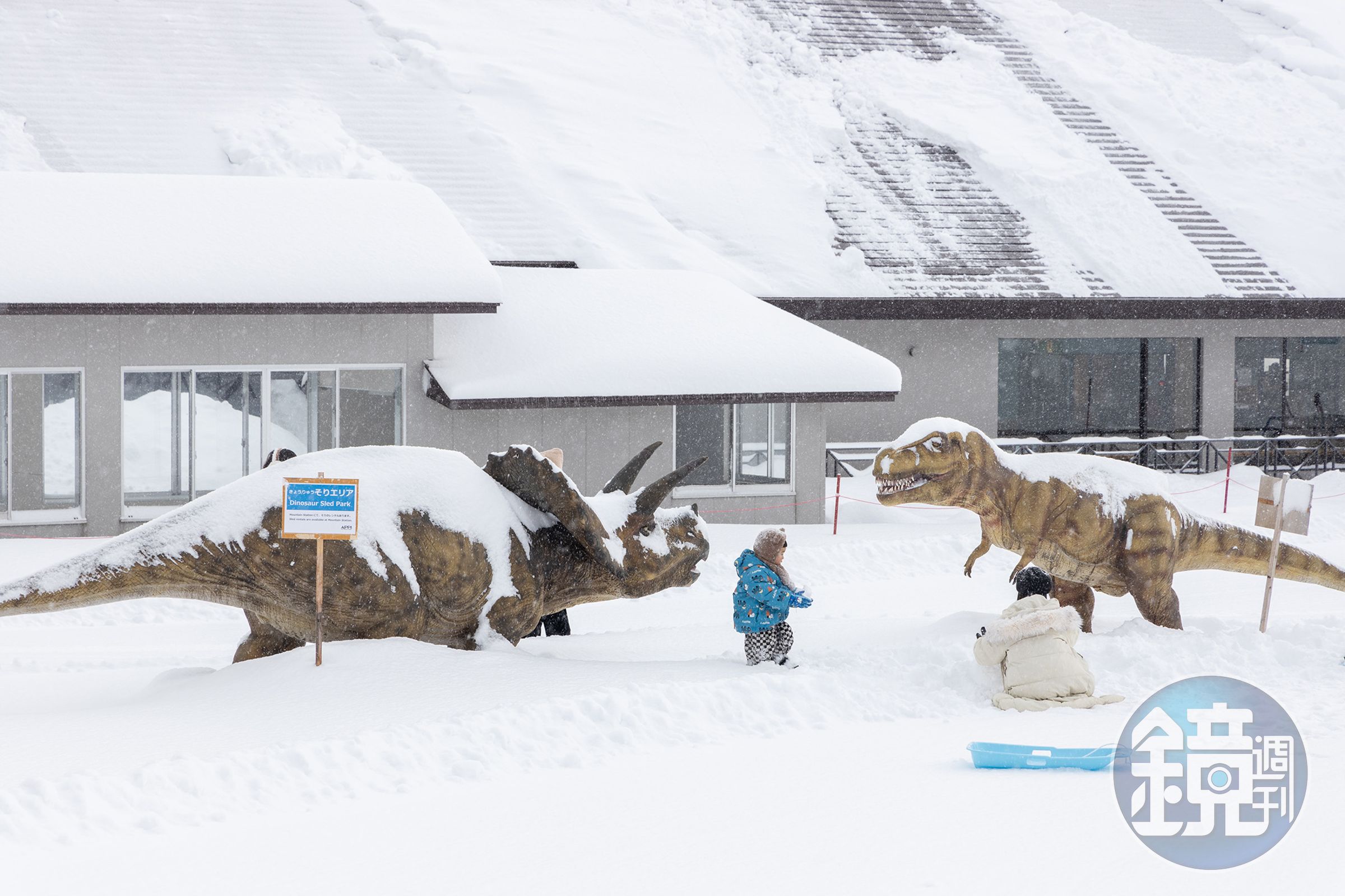 除了滑雪，度假村內也有許多玩雪設施與體驗，適合全家大小同行。