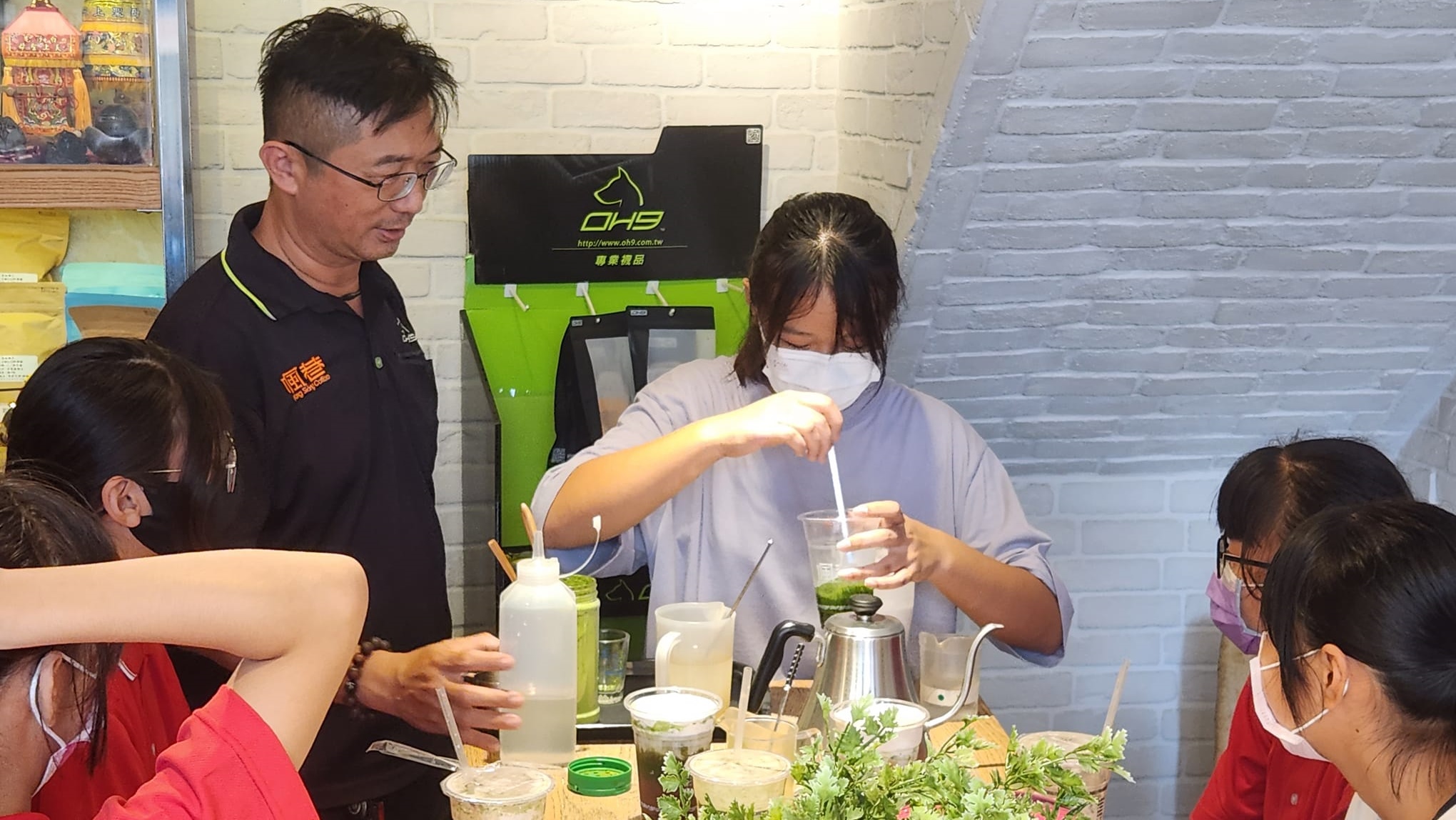 北斗國中以北斗鎮香菜合作社研發的香菜粉研發出創意香菜調飲，並邀請學生試作。（北斗國中提供）