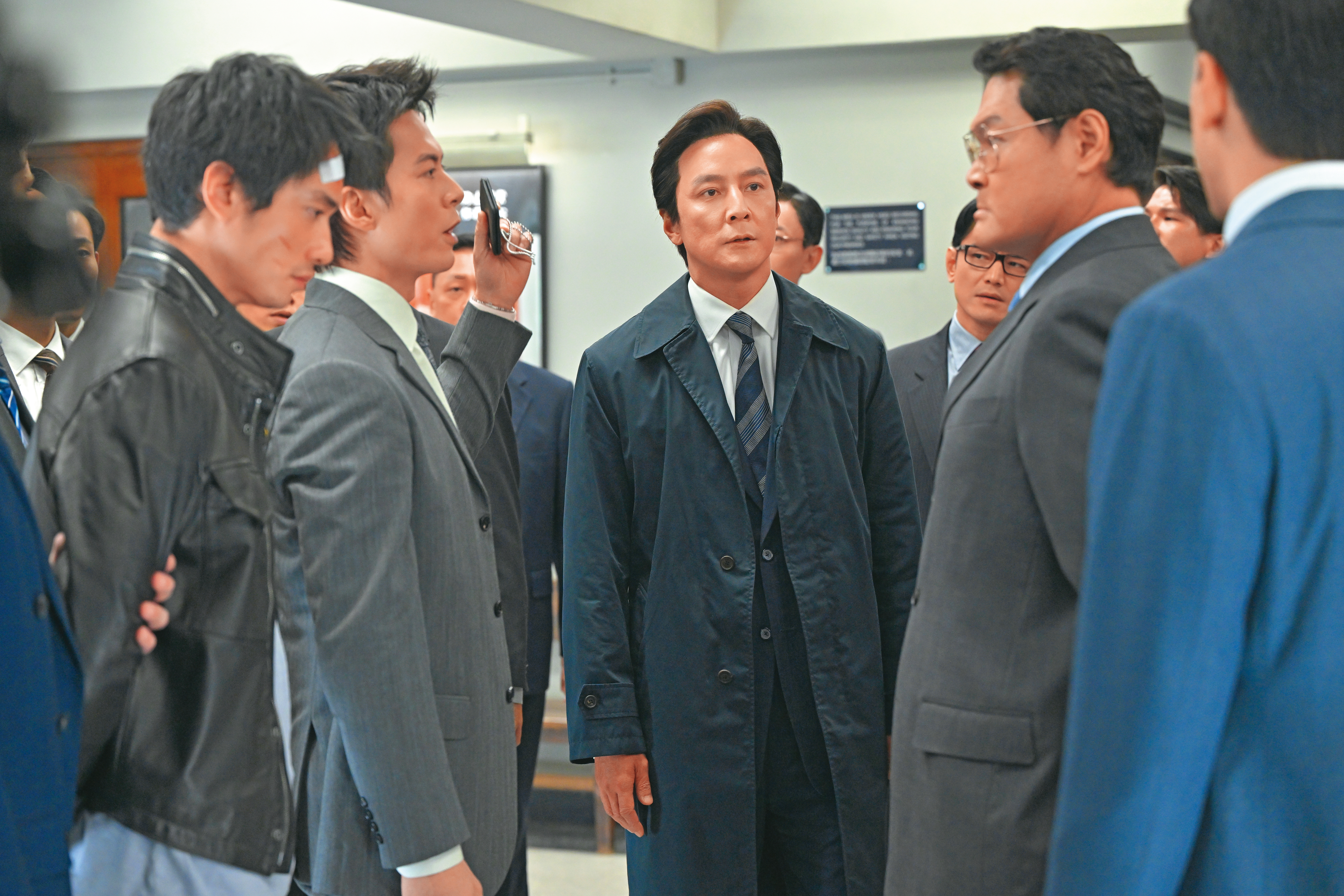 吳彥祖（中）飾演的警務處副處長展露野心，欲取代處長帶領警察過渡回歸，劉俊謙（左一）成了棋局的棋子。（華映提供）
