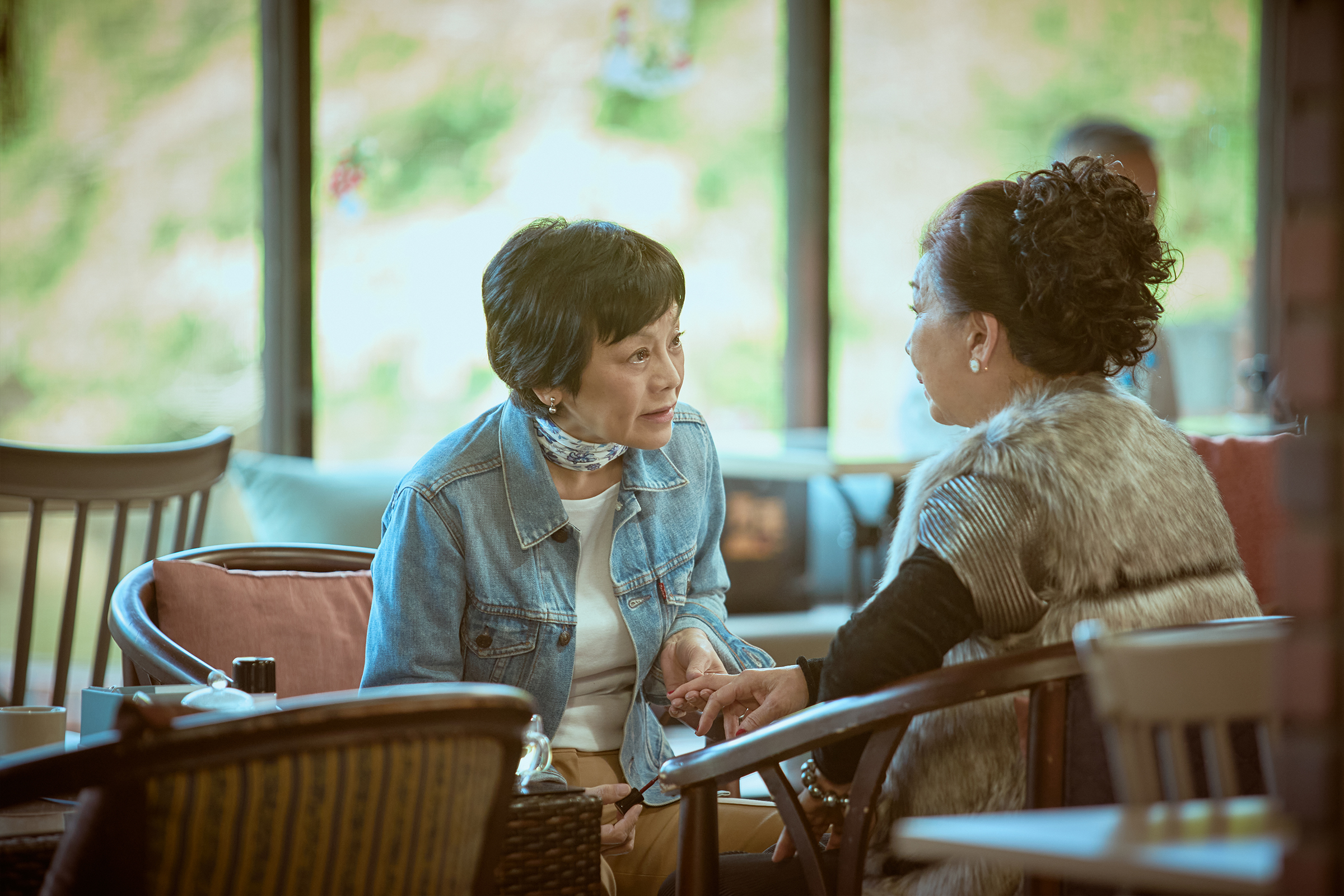 張艾嘉（左）在片中除了得處理女兒的事情，還得照顧林小湛（右）飾演的失智母親。（東昊影業提供）