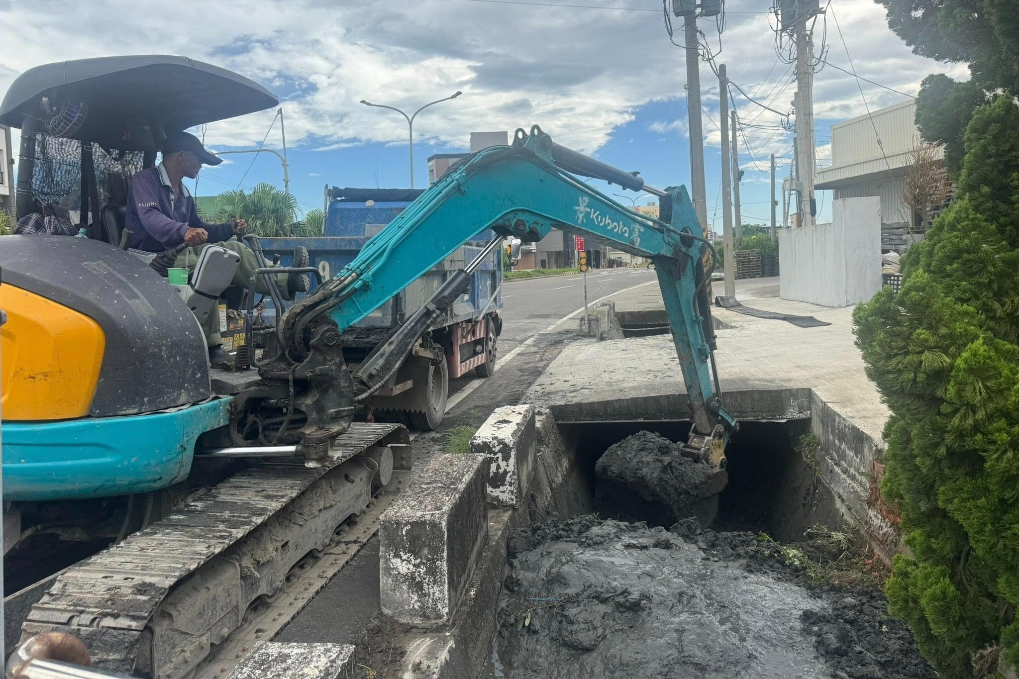 今水利單位緊急出動挖土機清除淤泥，降低水患風險。（翻攝自賴清美臉書）