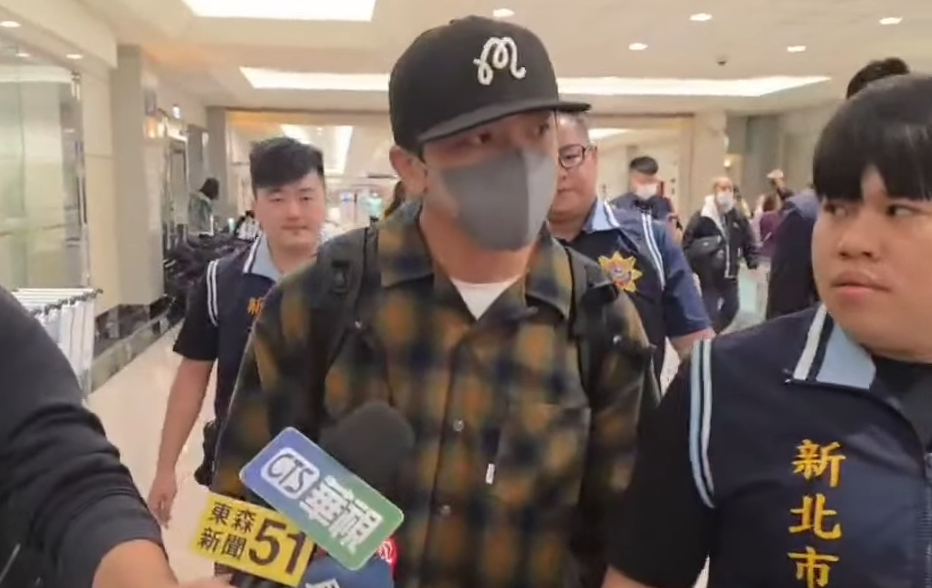 坤達今早抵達桃園機場，即遭檢警拘提。（翻攝畫面）