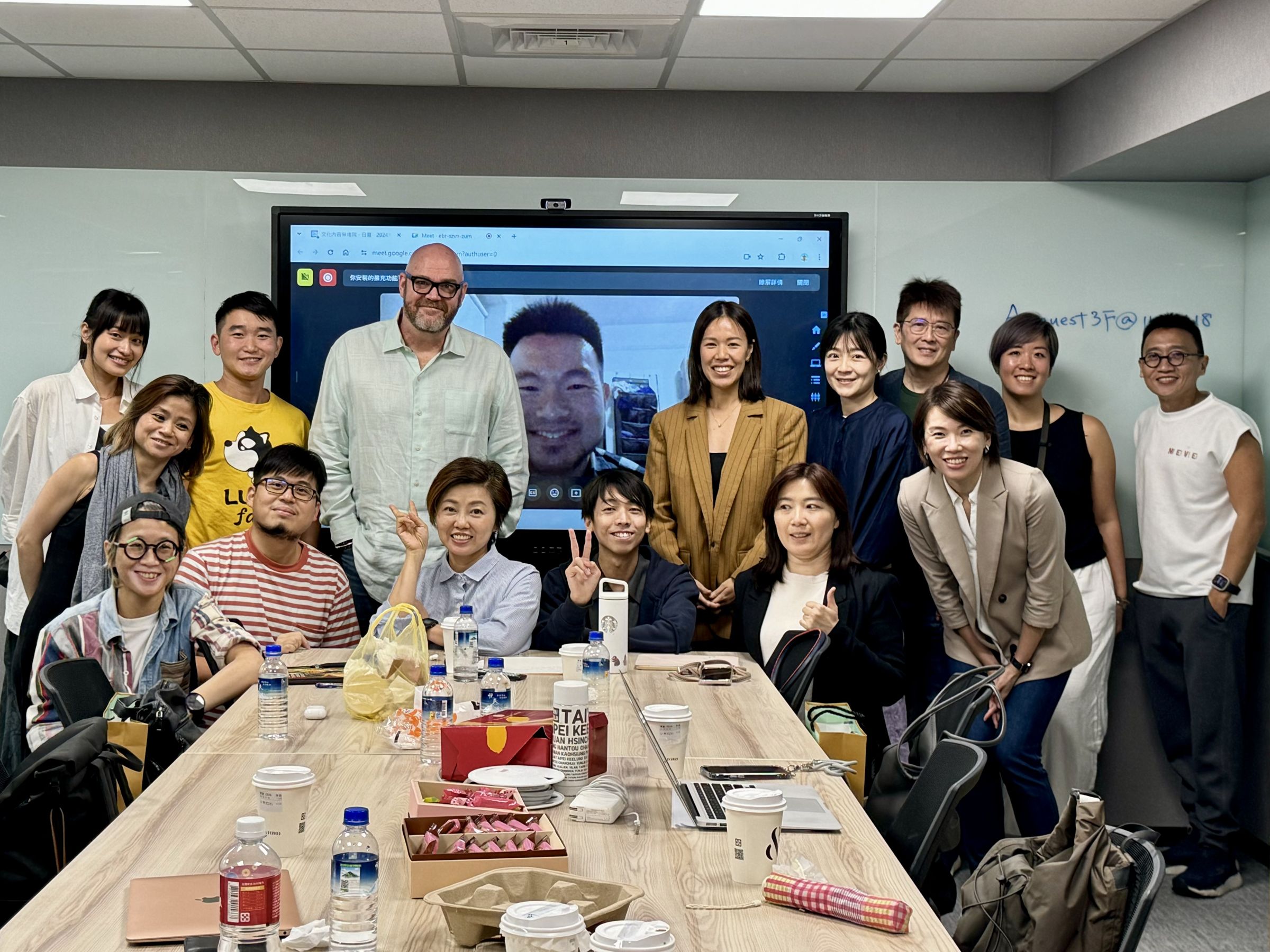 卡拉韋(後排左三)與EMERGE2.0的學員和監製嚴嘉念(前排右四)、蔡月蓉(後排右五)合影。 (文策院提供)