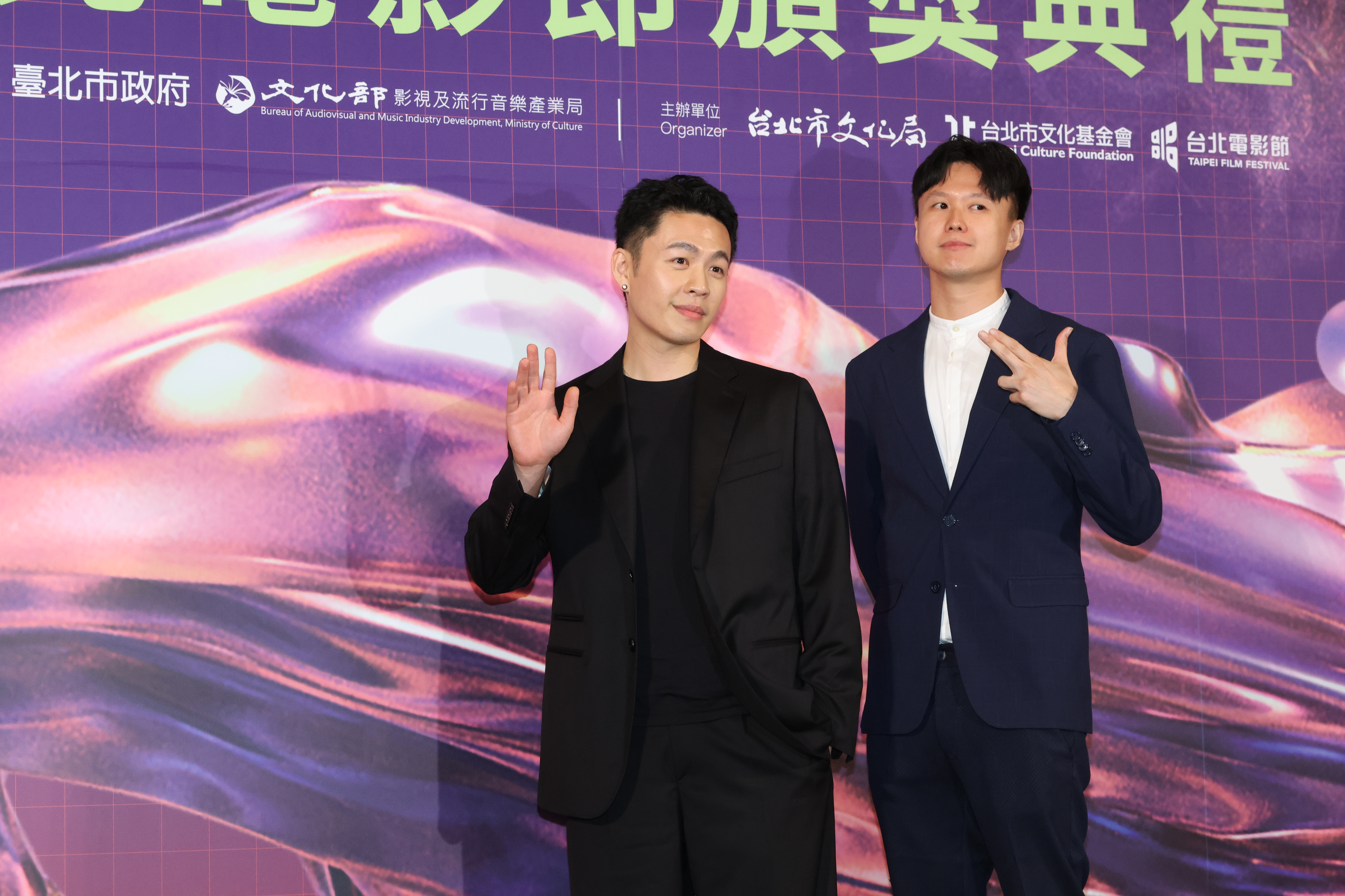 李鴻其（左）與《愛是一把槍》製片廖哲毅（右）。