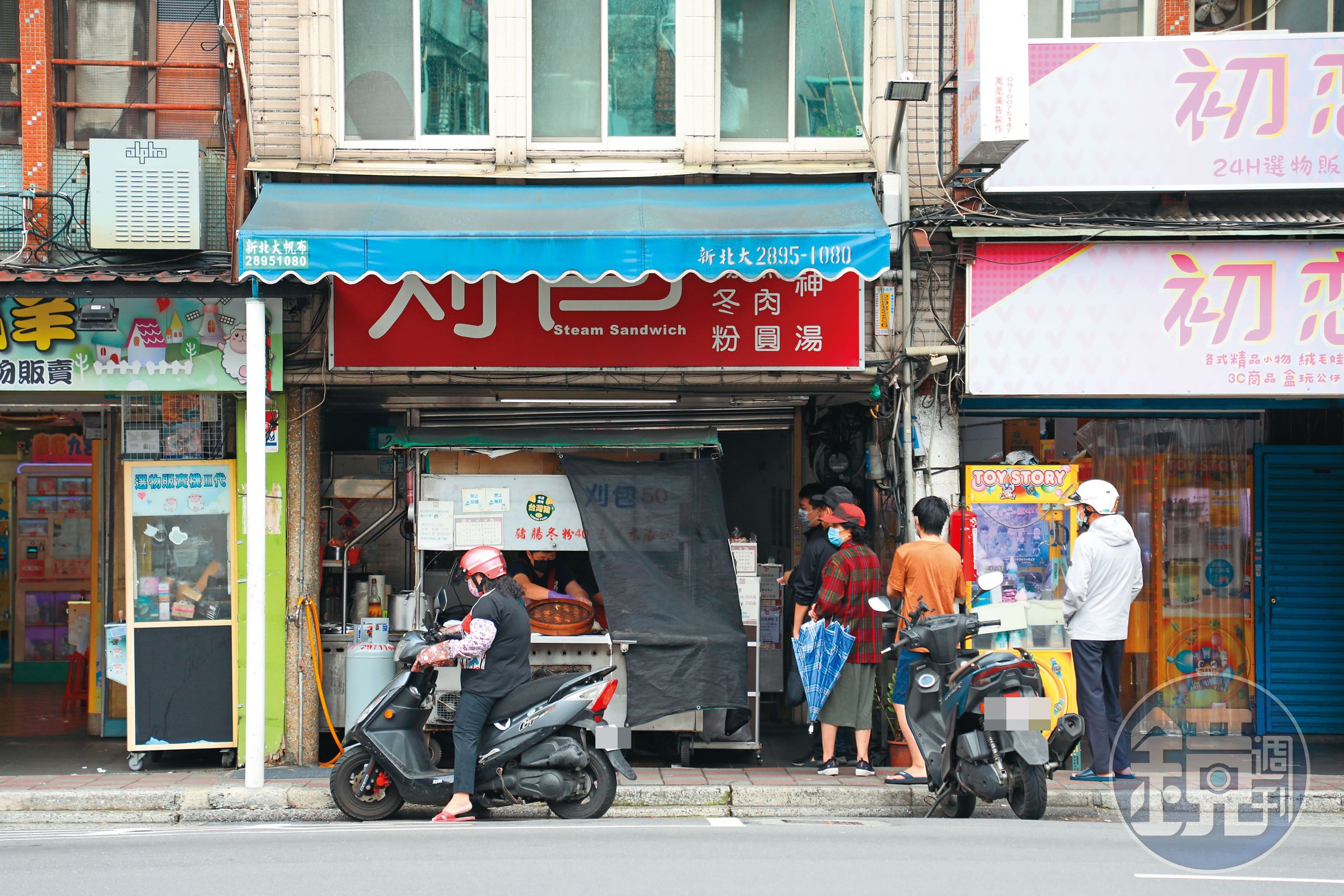 「無名刈包」早上開門後,不停有人排隊,大概中午就賣完收工。