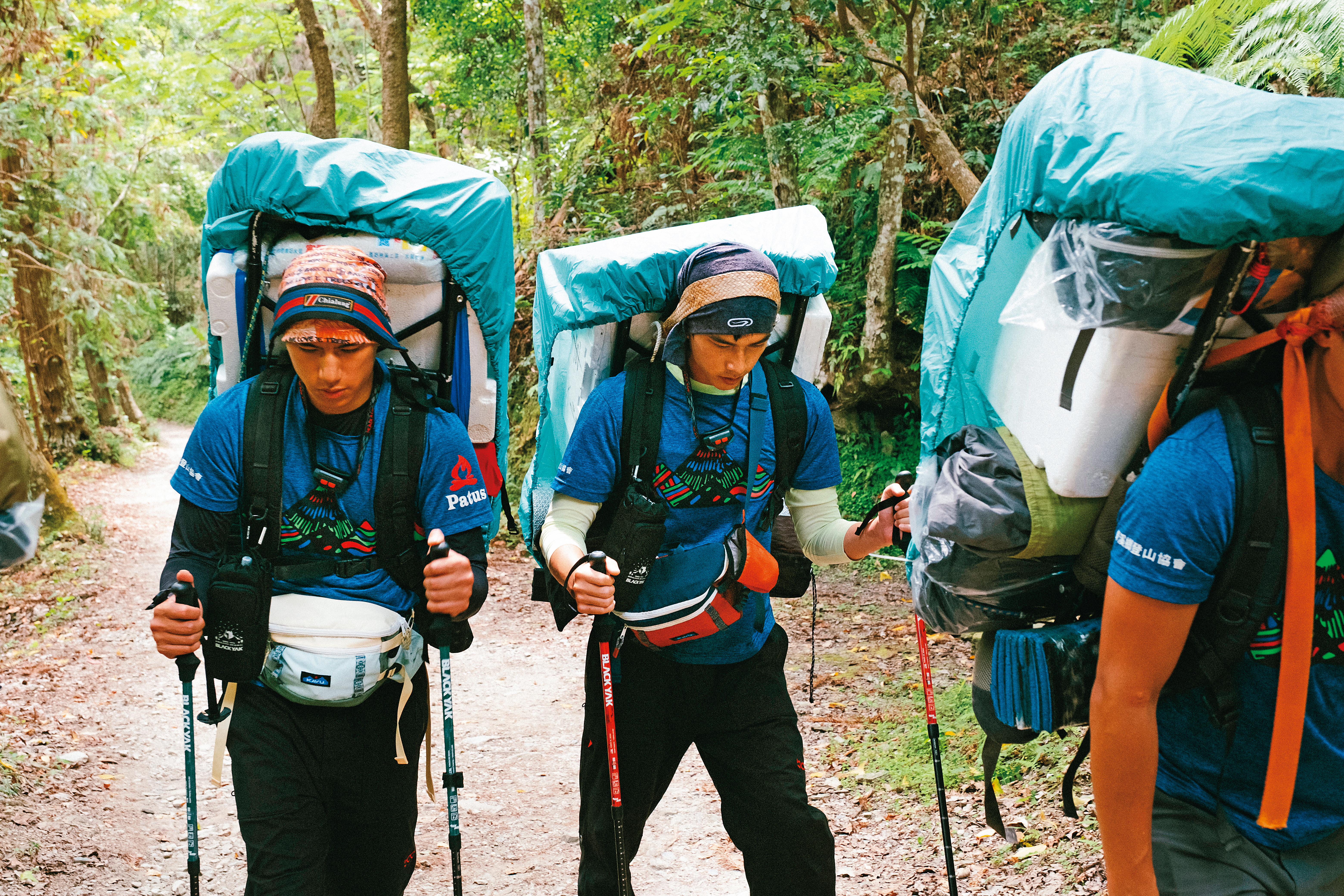 朱軒洋（左）與曾敬驊（中）在花蓮挑戰高山協作任務。（公視提供）