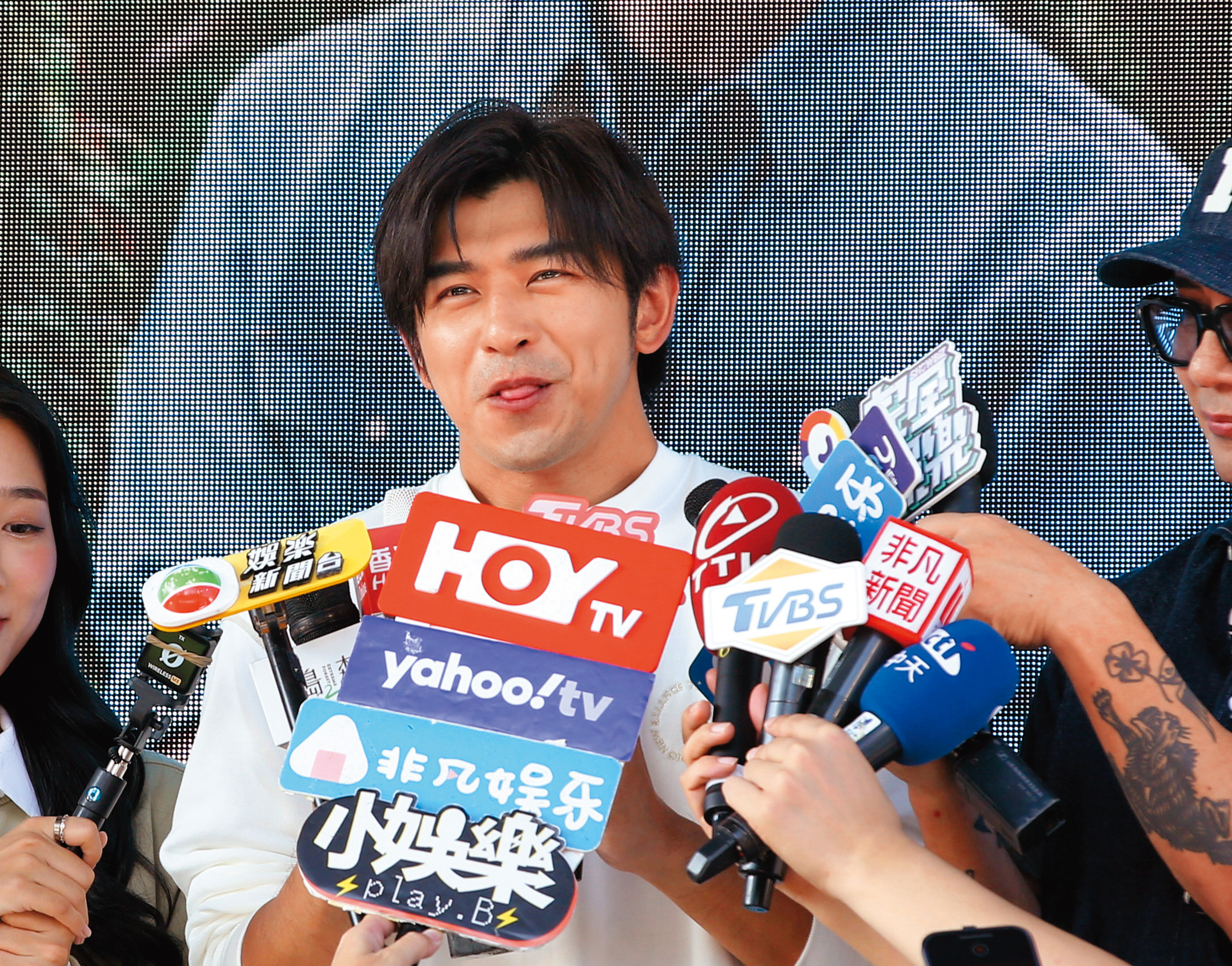 被具俊曄（右）連誇帥，陳柏霖（左）尬到吐舌…突然替陳柏霖的女友庭瑄感到幸福。（←怎樣的幸福呢？）