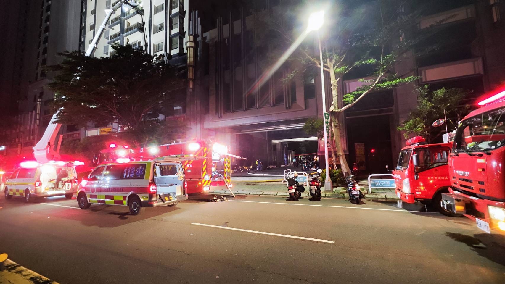 新竹市東區某集合住宅昨晚發生火警,2名消防員在搜救過程中不幸殉職。(新竹市政府提供)