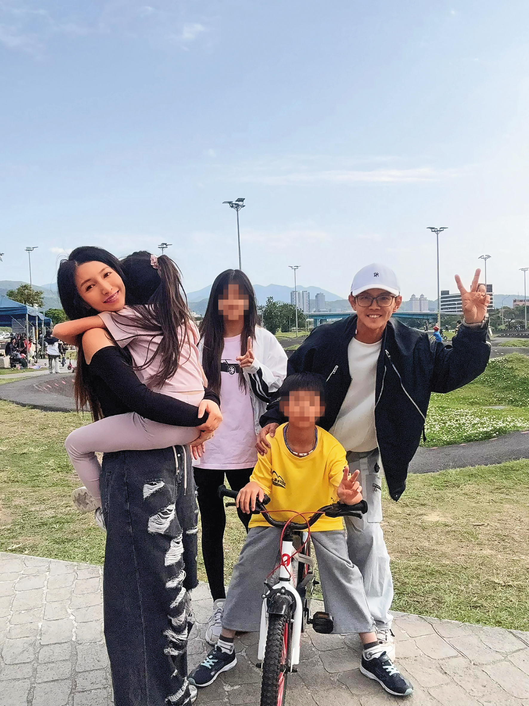 阿翔（右）和老婆Grace（左）育有2女1子，大女兒已經要上國中。（翻攝自Out Of Control 媽咪Grace臉書）