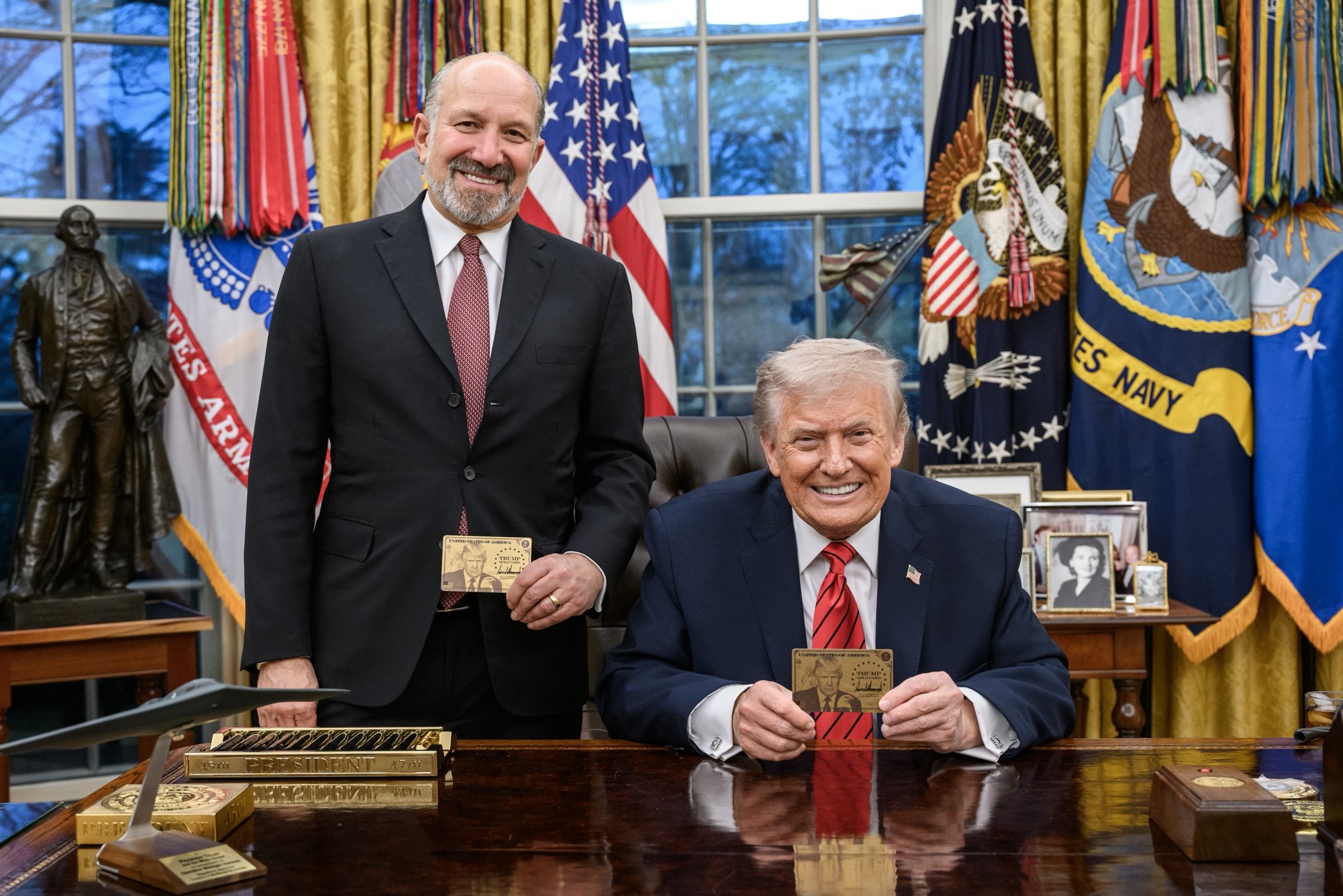 盧特尼克（左）大爆川普（右）如何逼台積電擴大赴美投資內幕。（翻攝X／@howardlutnick）